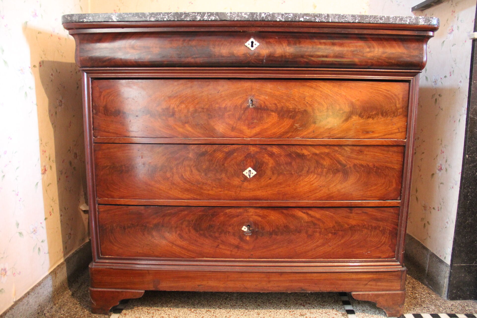 Louis Philippe chest of drawers, 19th century, in mahogany, Sainte-Anne marble