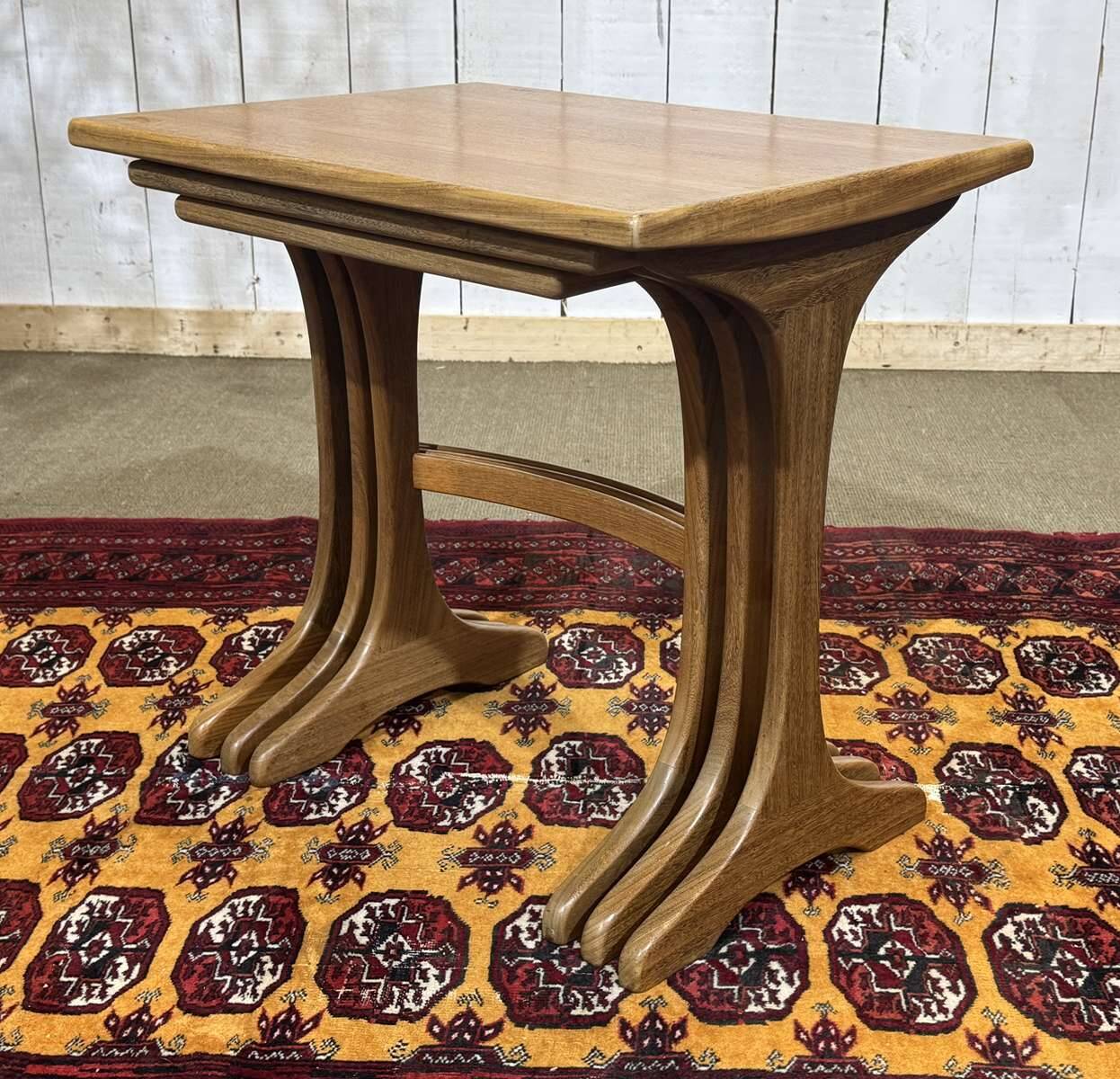 Suite de tables gigognes en teck des années 1970 de la marque GPlan