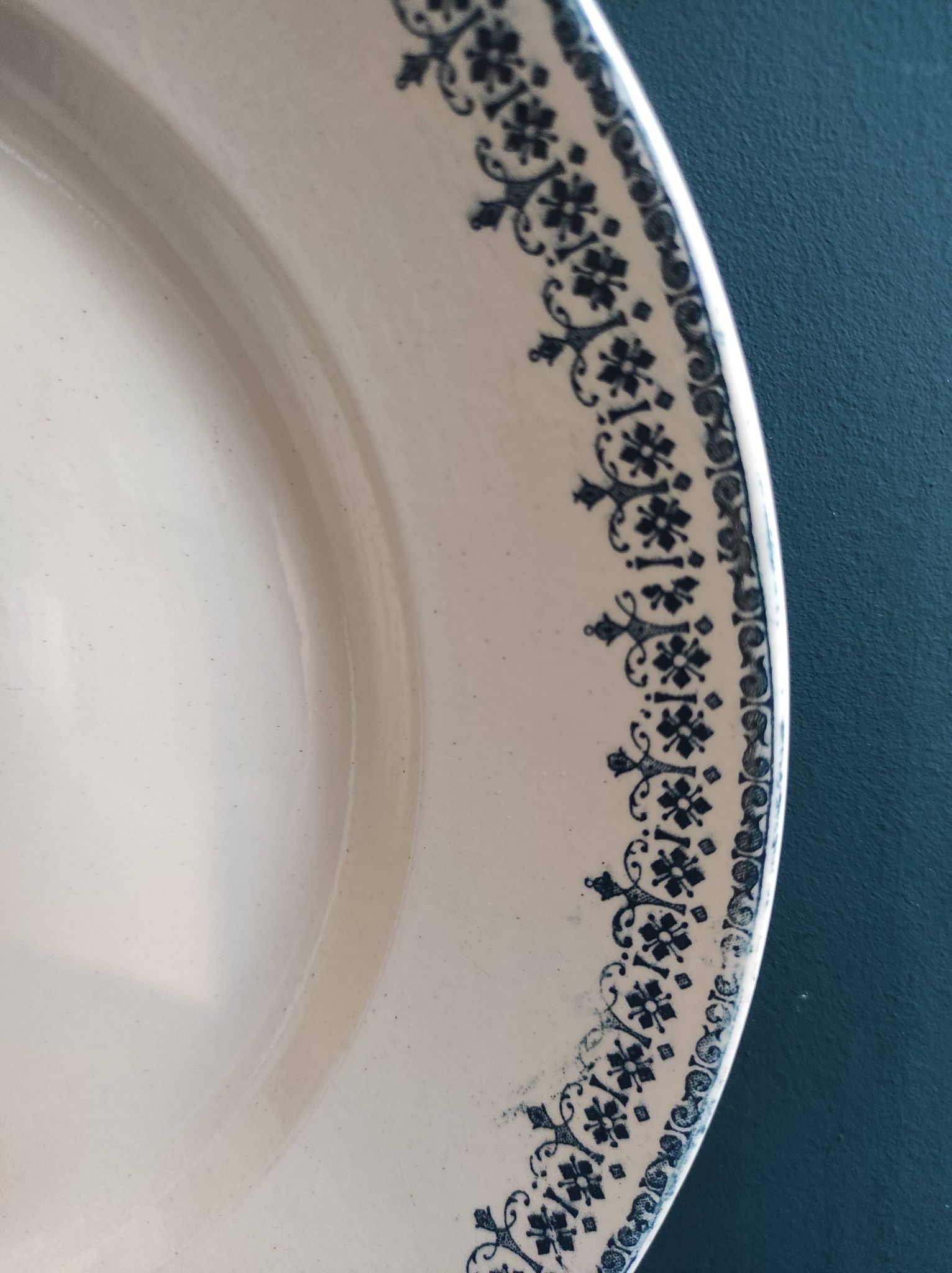French vintage round serving plate, 32.5cm diameter, Longwy, mod. Bordeaux