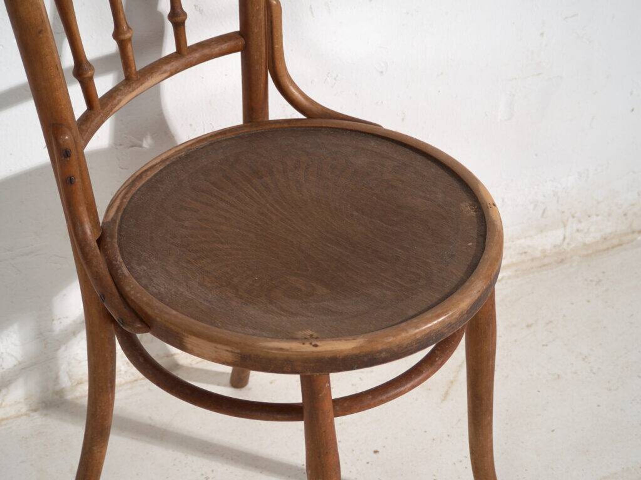 Pair of Thonet-style chairs in bent wood with turned spindles – Central Europe, circa 1920