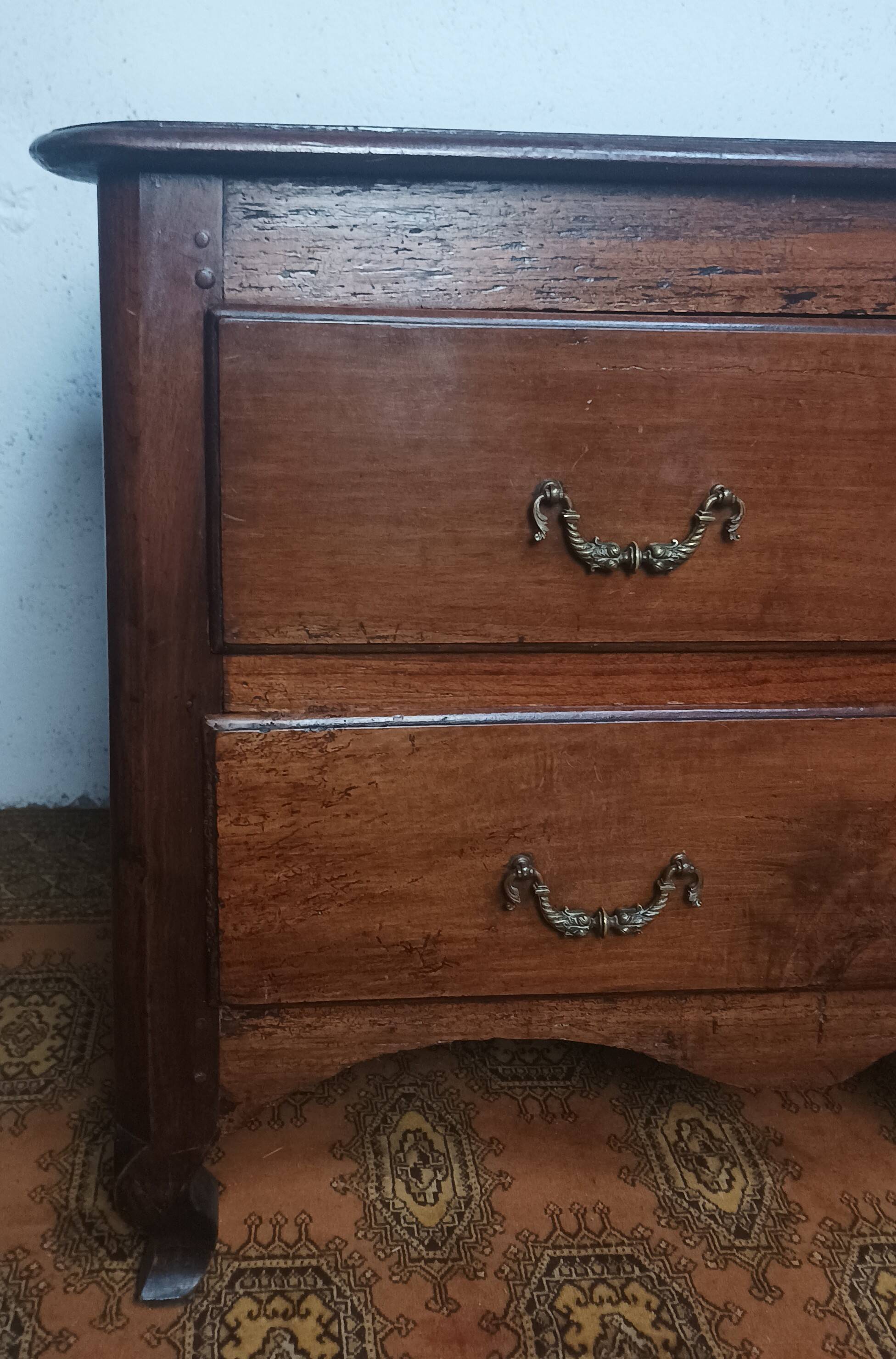 Grande commode sauteuse époque 18ème