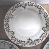 Six assiettes dépareillées en faîence