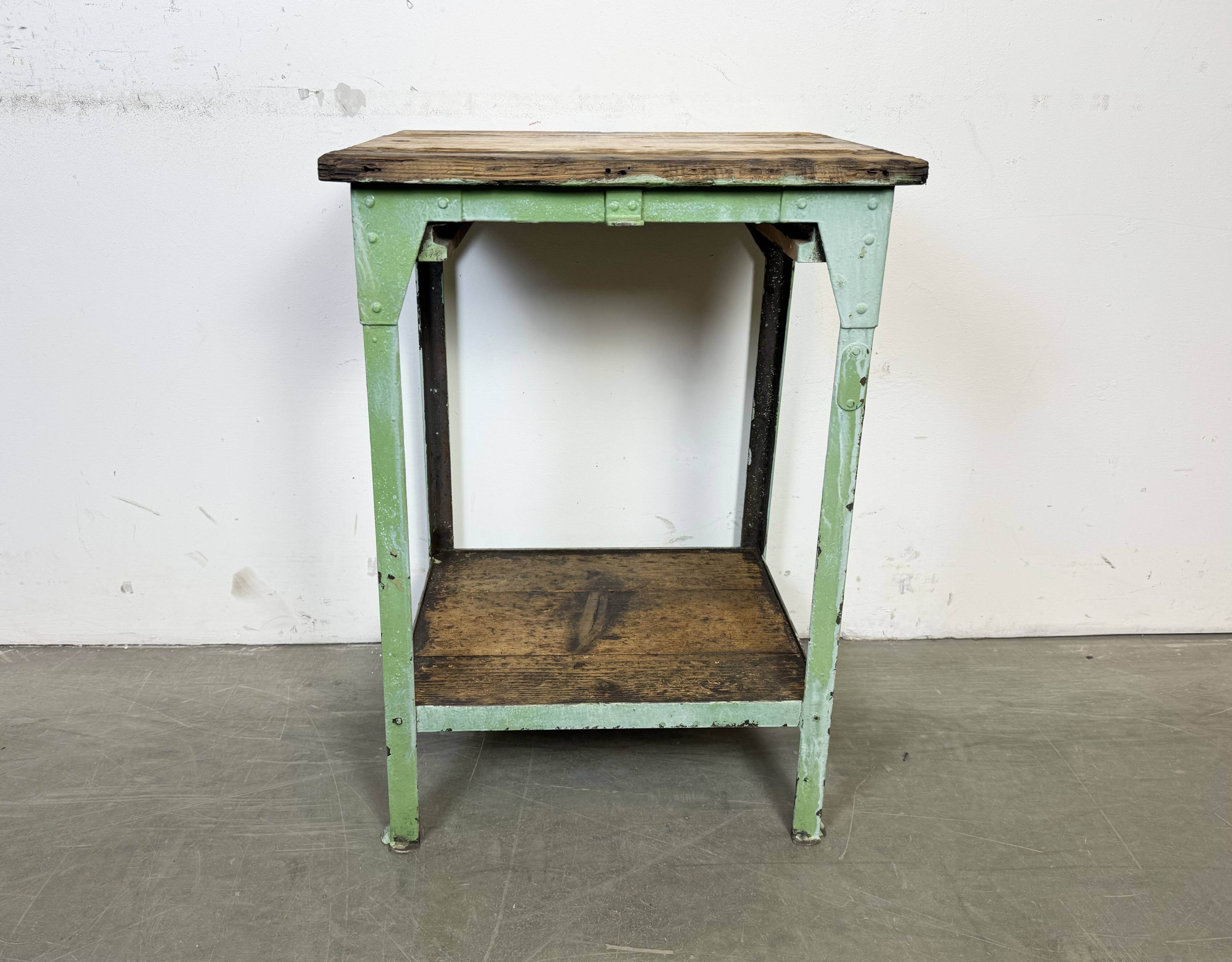 Table industrielle en fer vert, années 1950