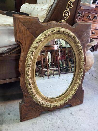 Wooden and gilded mirror with medallion center n°3
