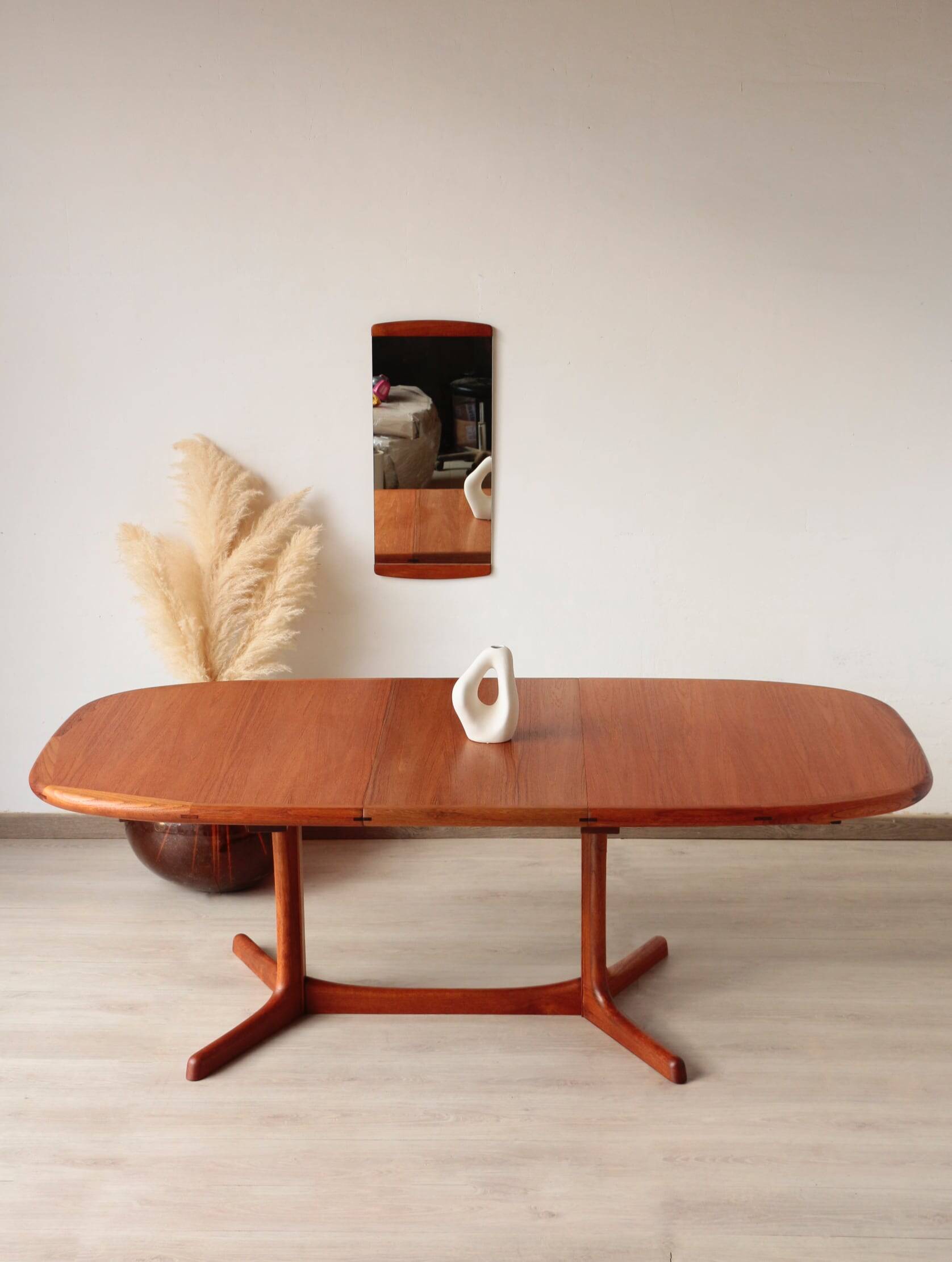 Vintage Dyrlund dining table in teak – the excellence of Danish design.