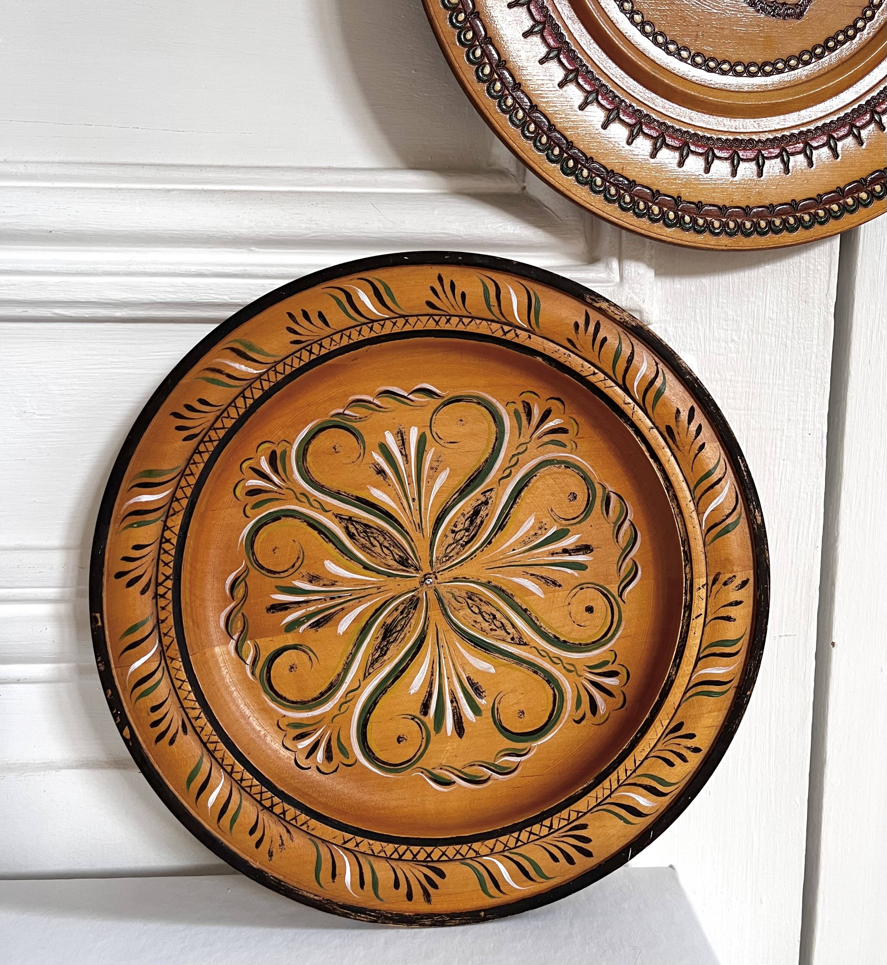 Vintage wooden decorative plates