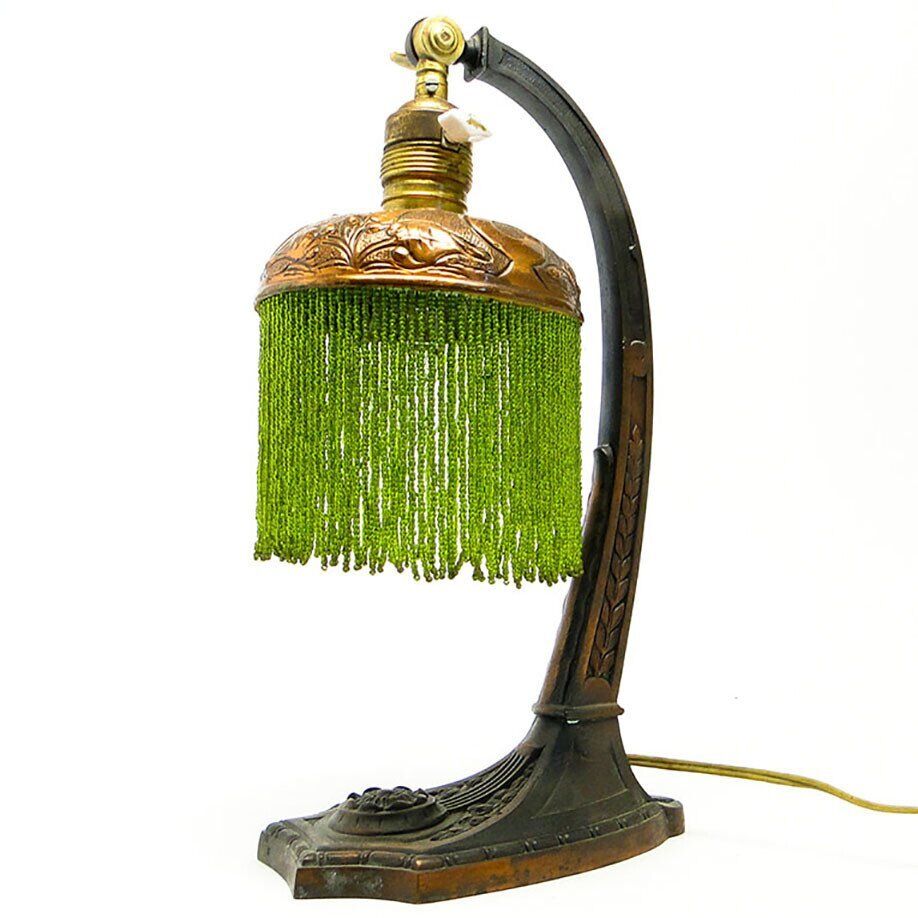 Lampe de table Art Nouveau avec motifs floraux, Autriche-Hongrie, années 1900.
