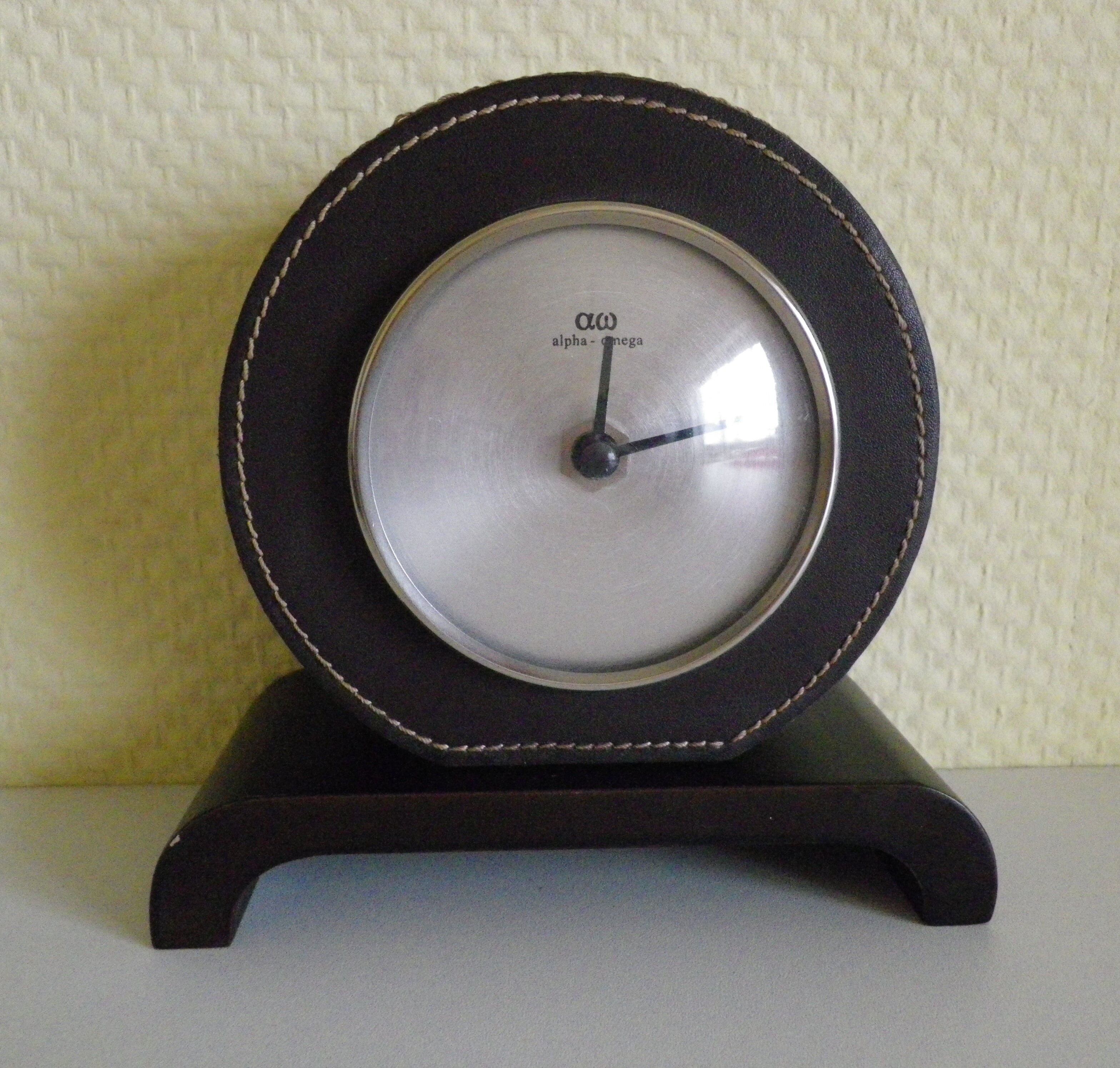 Horloge à poser Alpha Omega cuir et bois années 1970