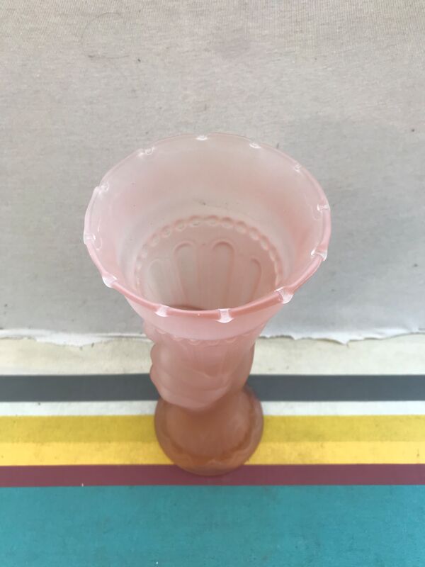 Vase ancien art deco verre moule rose forme main avec torche années 40 vintage