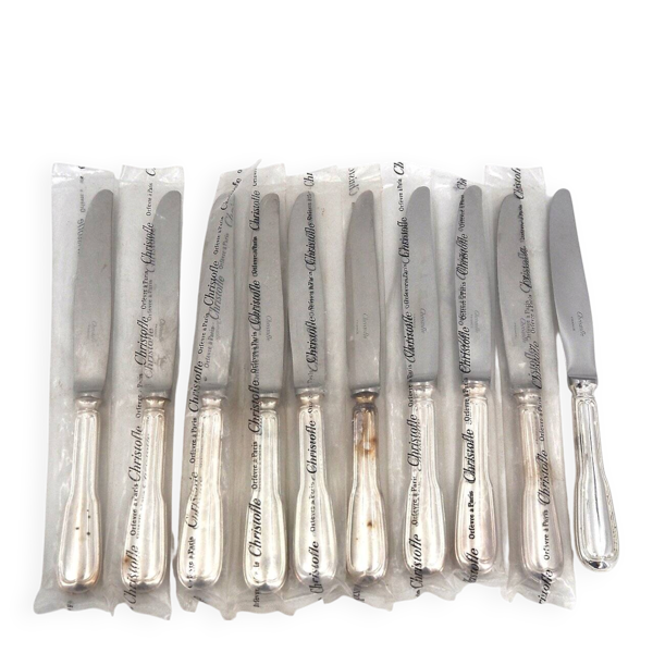 Christofle modèle Chinon, 10 couteaux de table, dont 9 intacts sous blisters scellés.