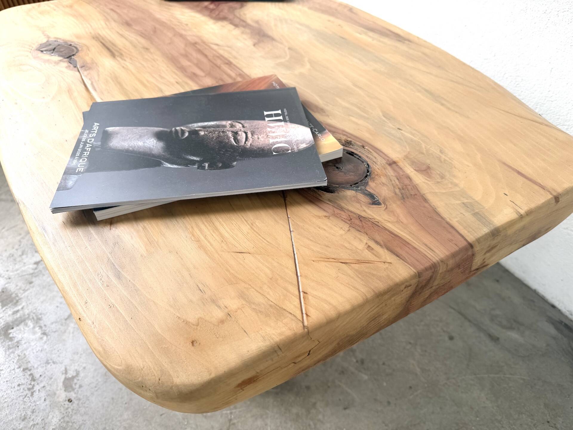 Organic brutalist coffee table in solid cedar, trunk pedestal, 1970s.