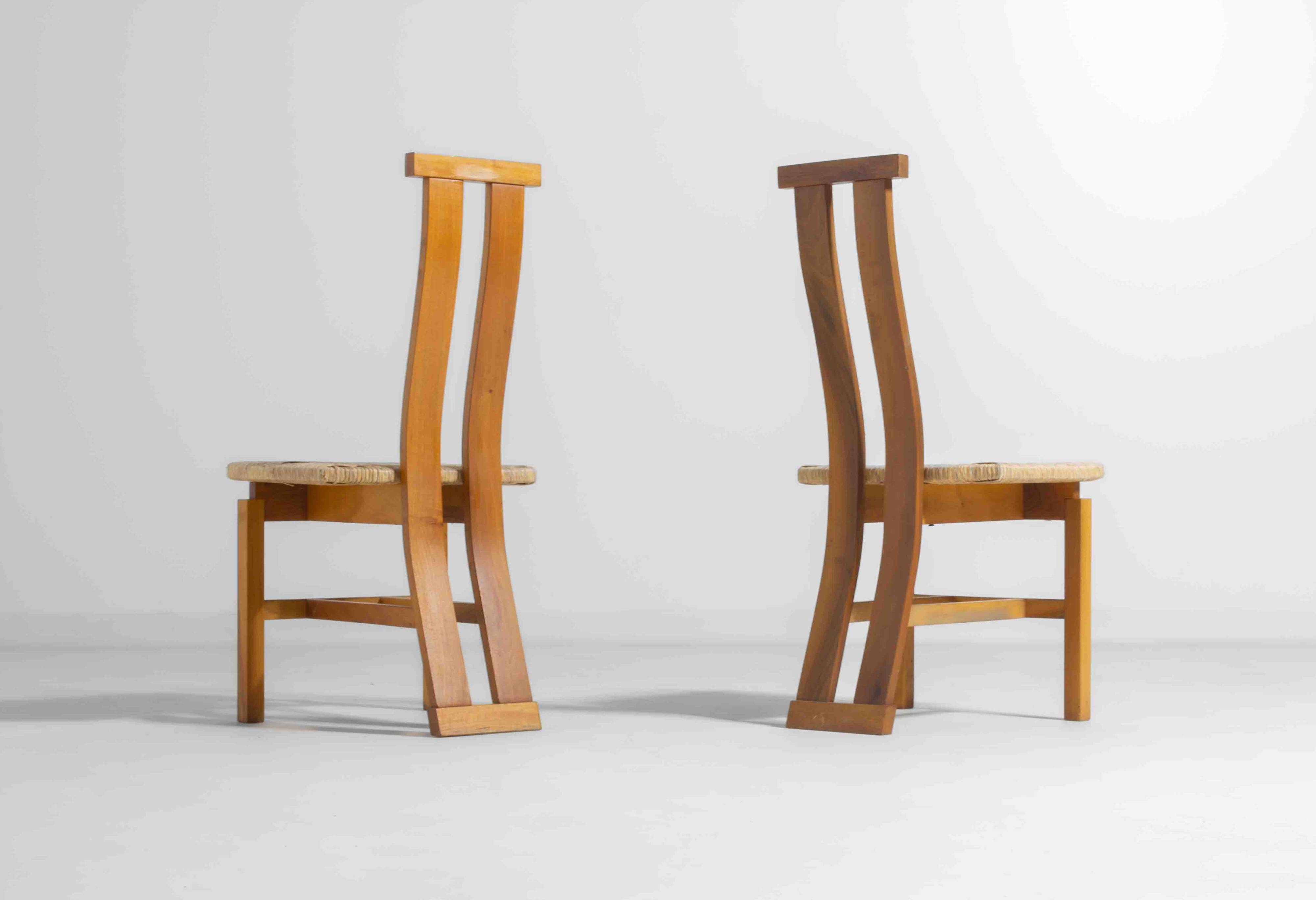 Sculptural postmodern dining chairs in wood with curved back, 1980s