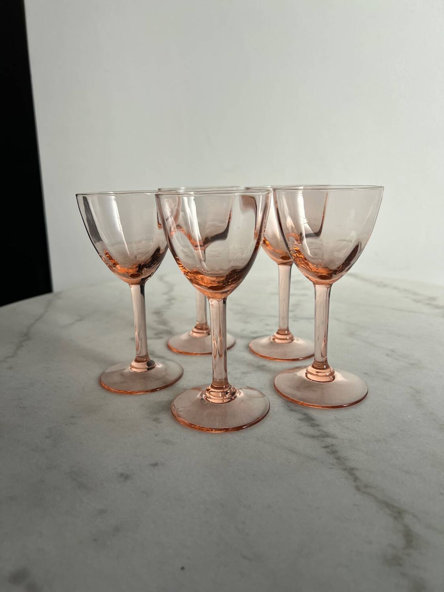 5 petits verres à pieds rose en verre