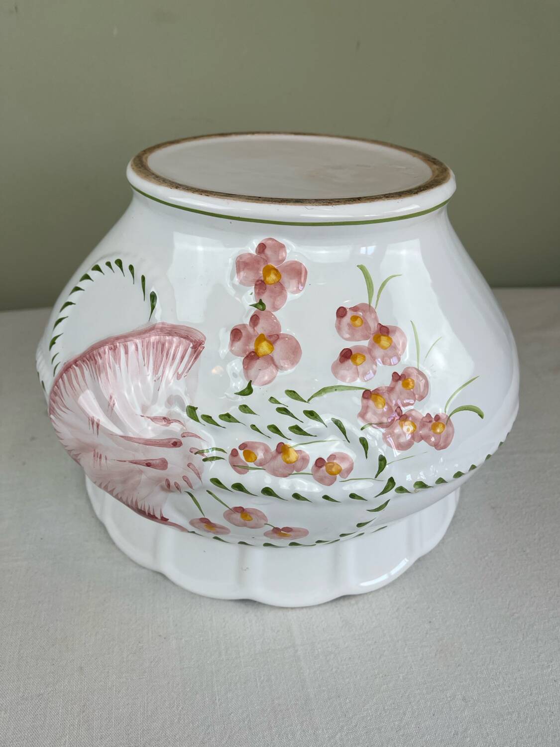 Large ceramic cache-pot