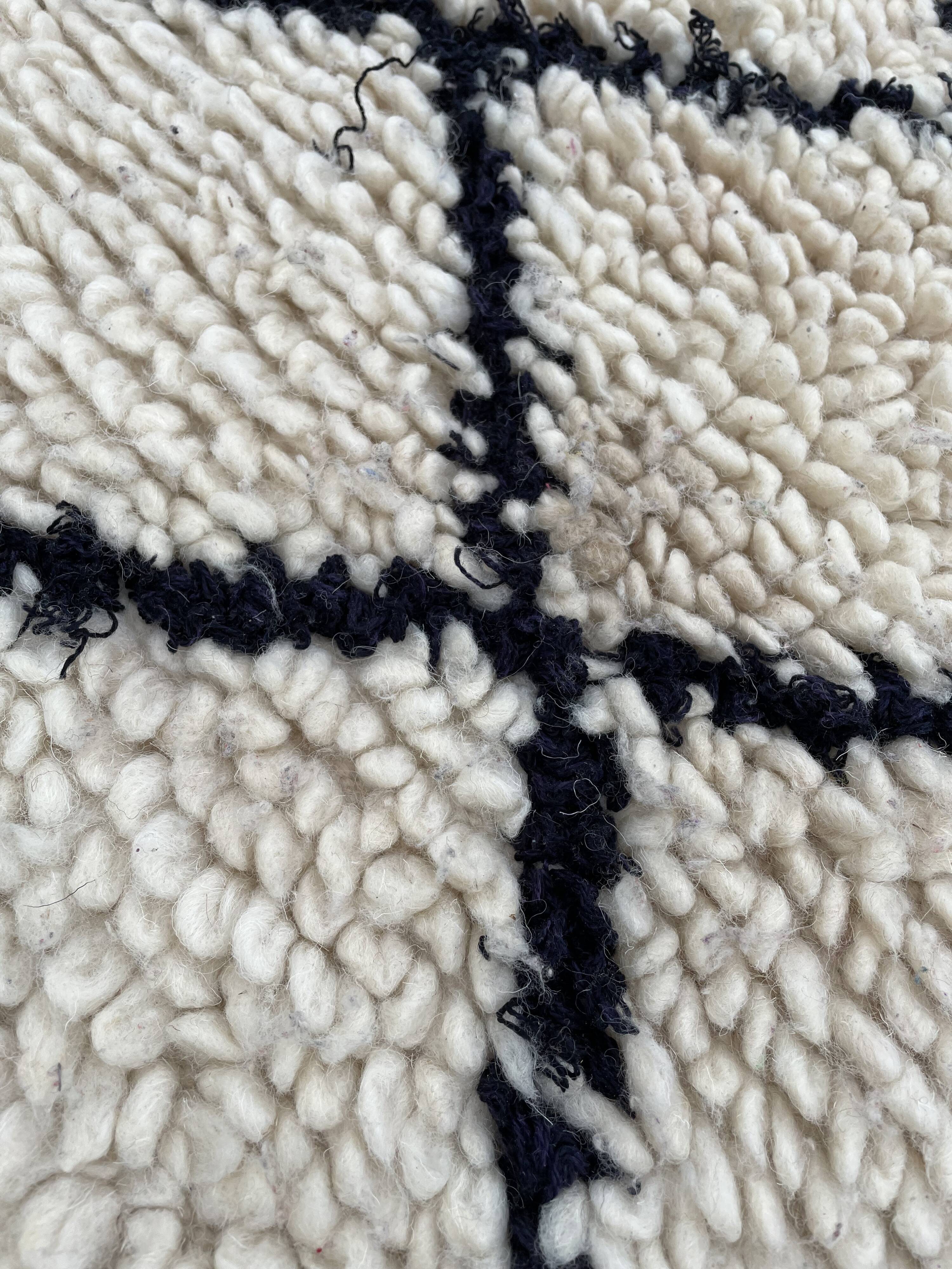 Beautiful vintage carpet of benin ouarain 90x220 cm