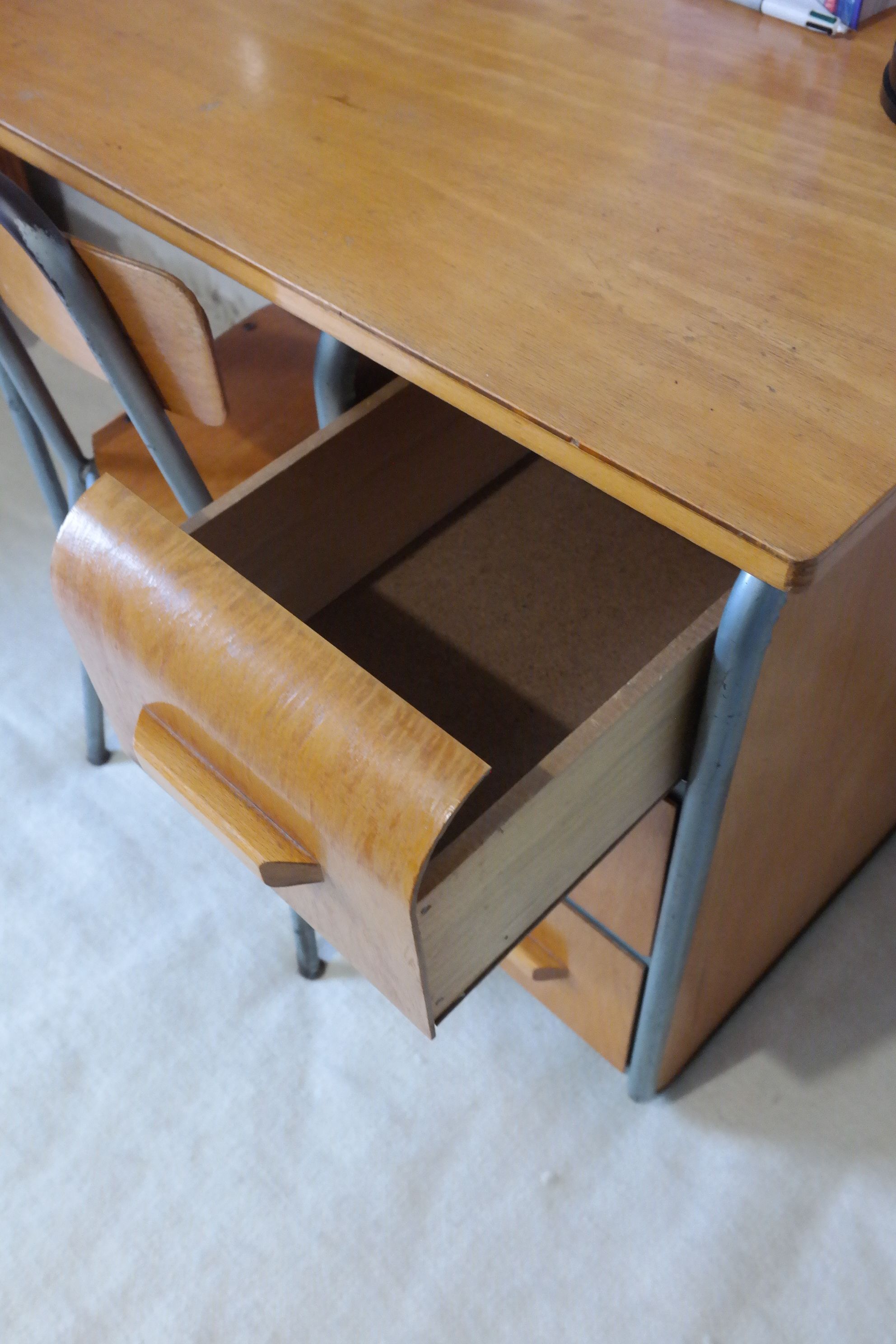 Bureau d'écolier et chaise vintage métal et bois clair