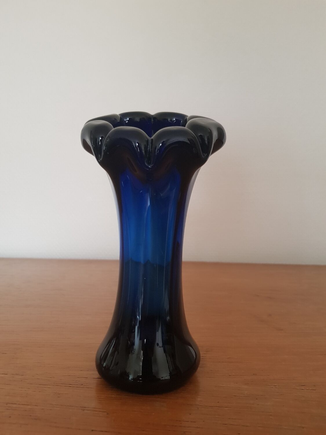 Vintage blue soliflore