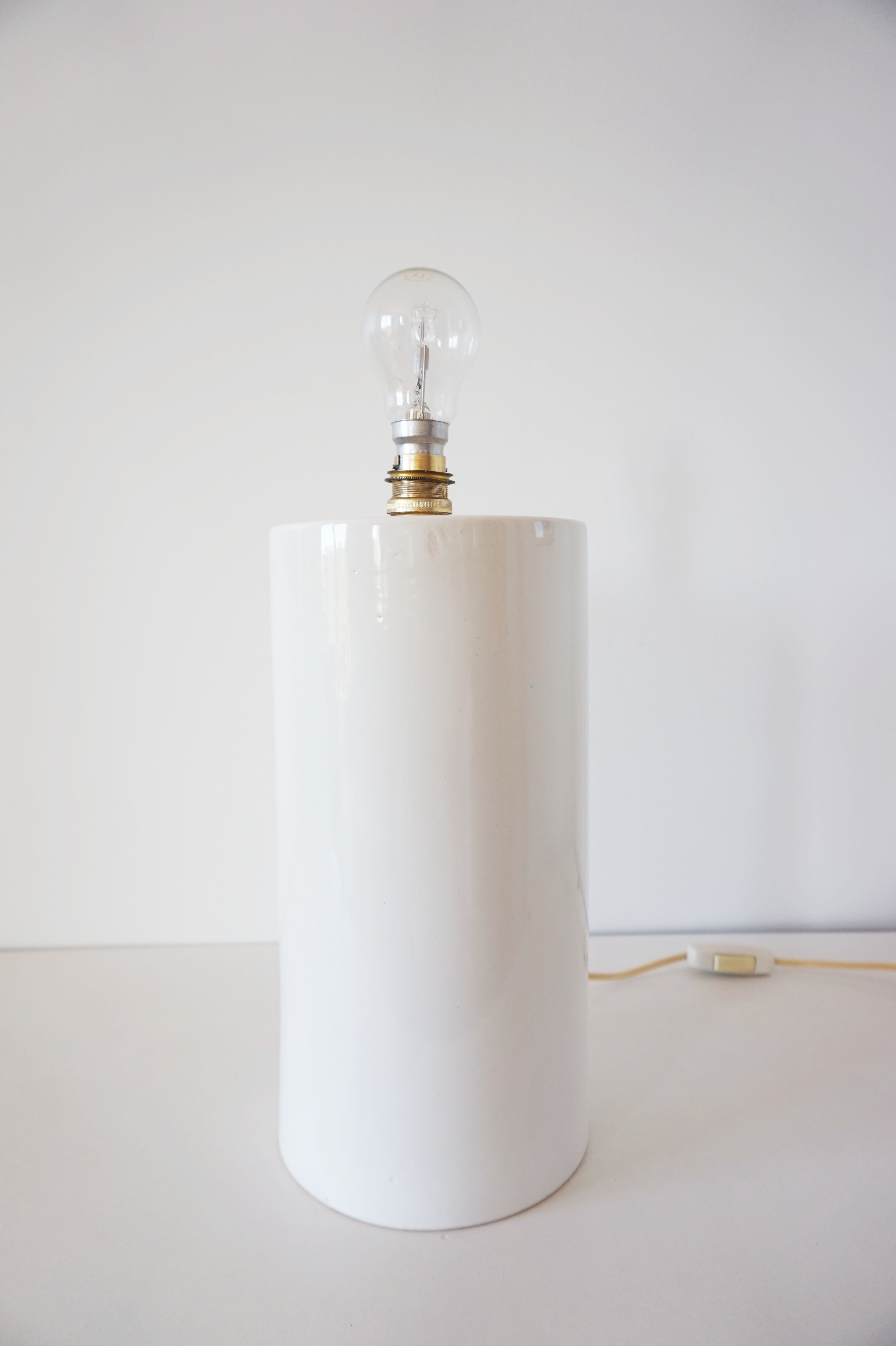 White ceramic lamp stand