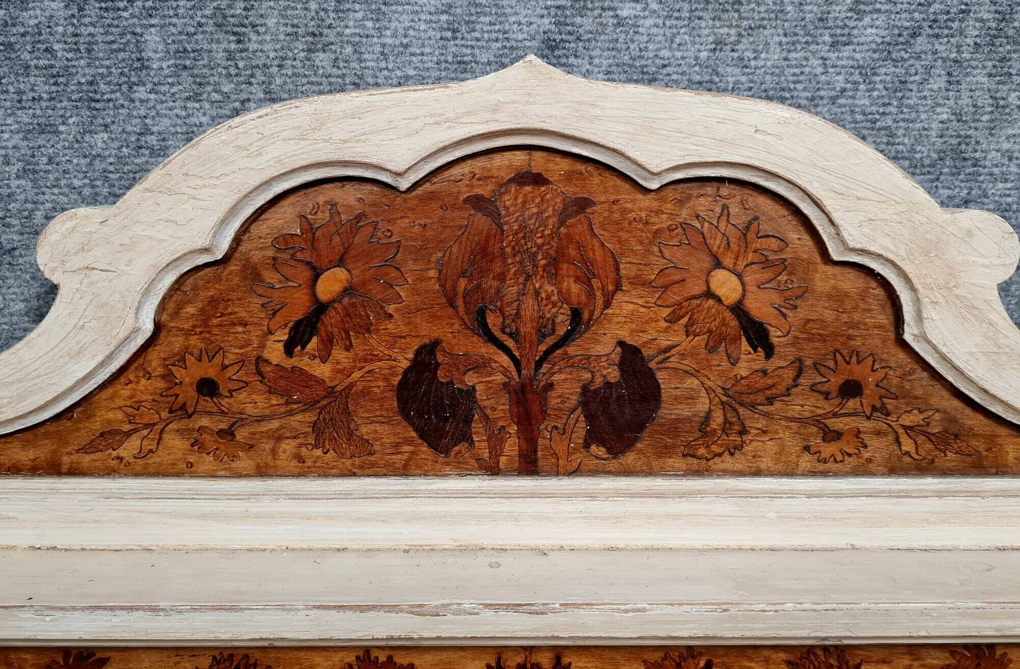 School of Nancy in the spirit of Majorelle: magnificent center bed in lacquer and marquetry