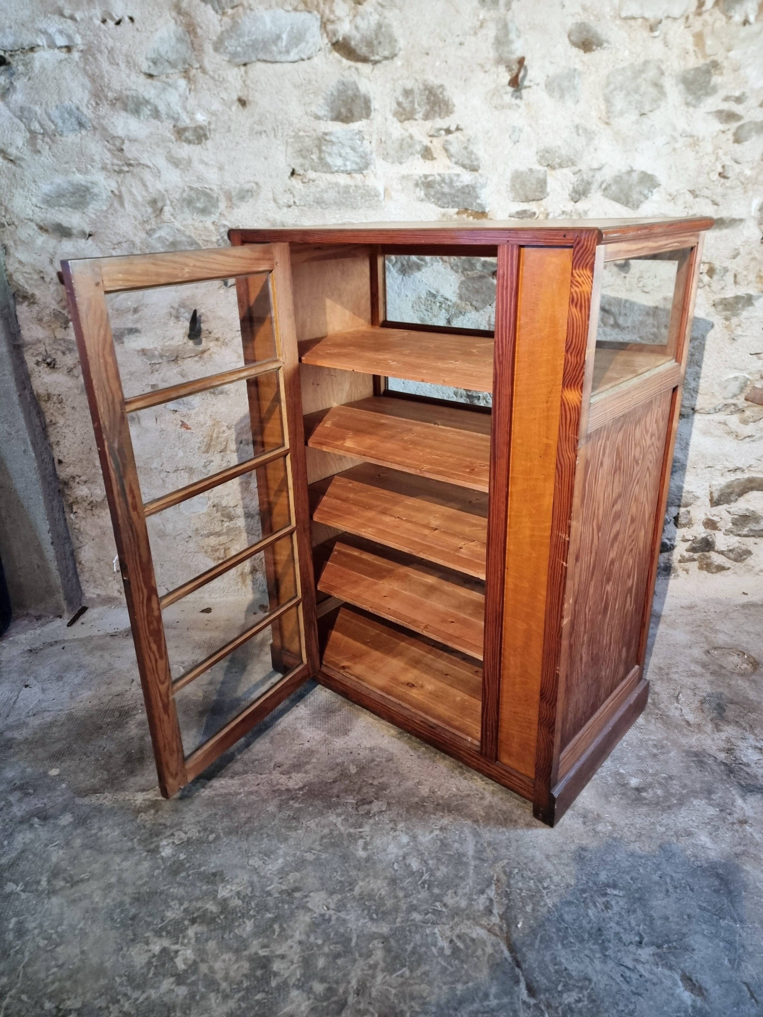 Antique shop display cabinet – Pine wood – 1920s/30s – On wheels