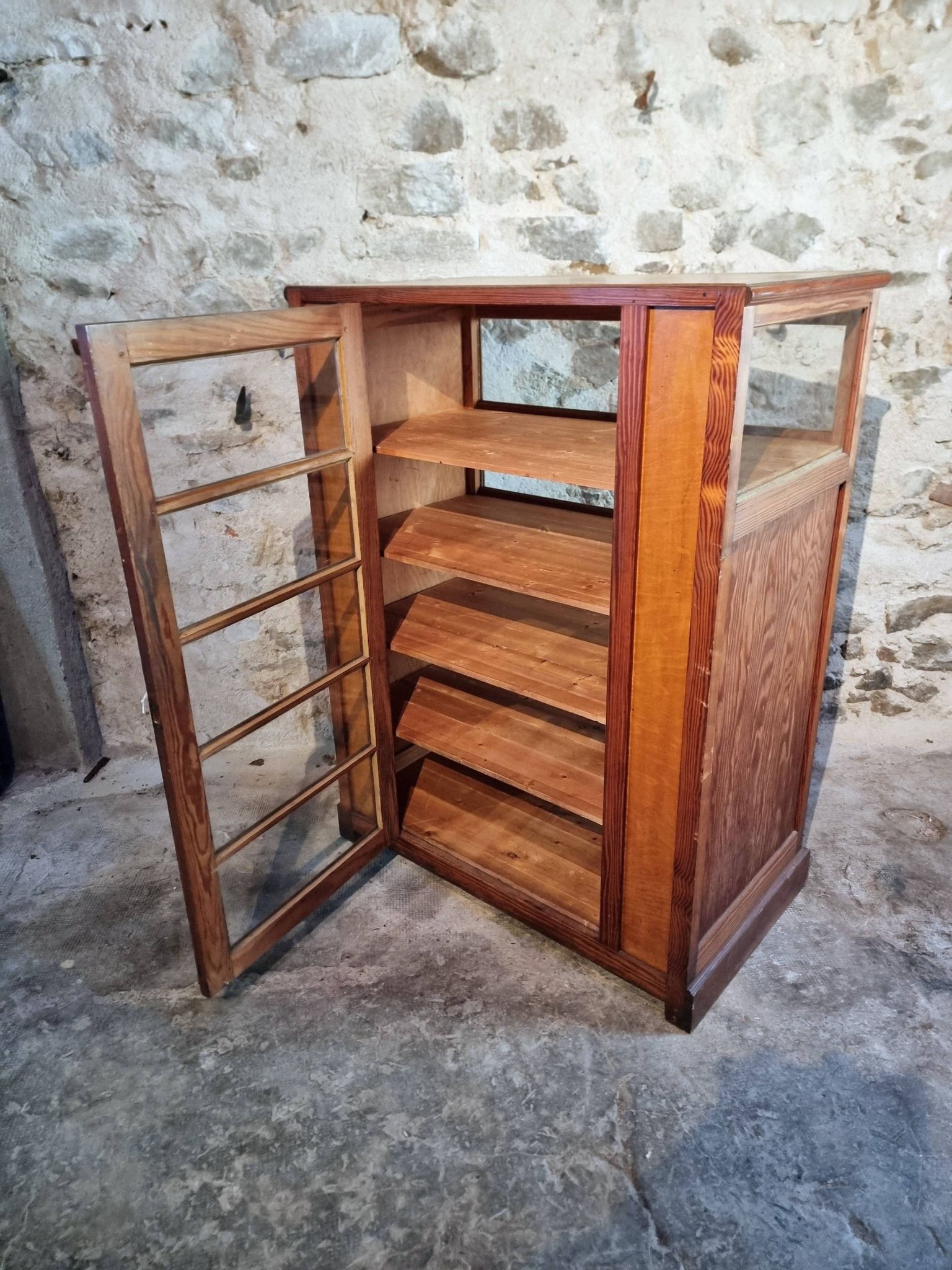 Antique shop display cabinet – Pine wood – 1920s/30s – On wheels