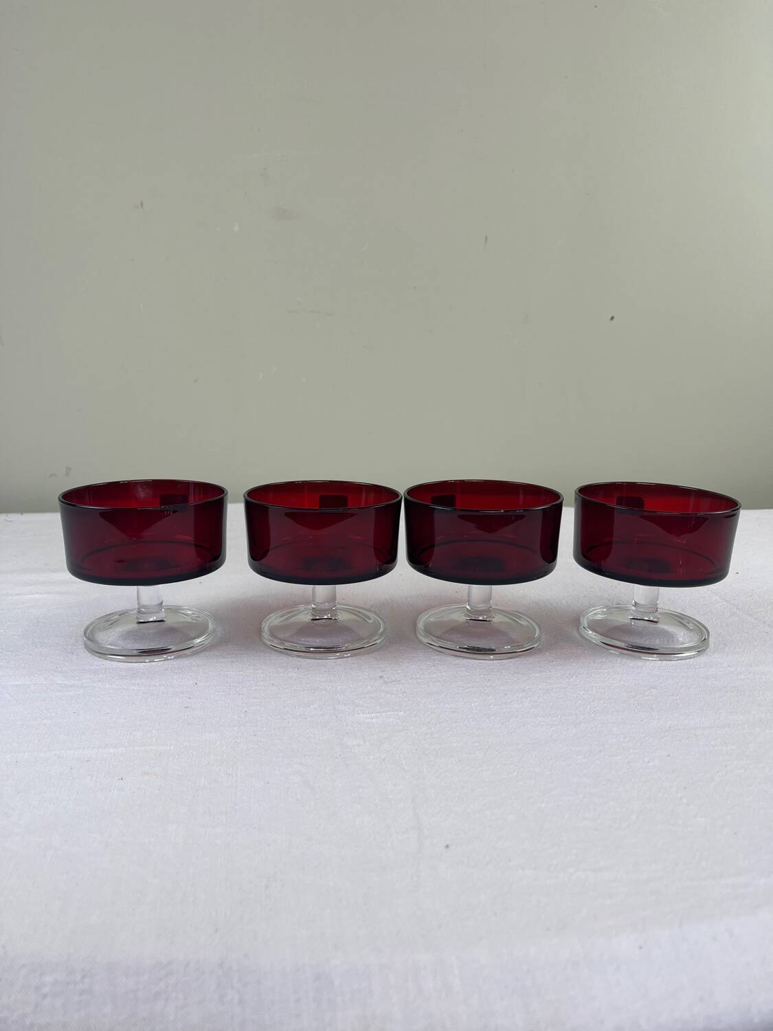 4 coupes en verre rouge