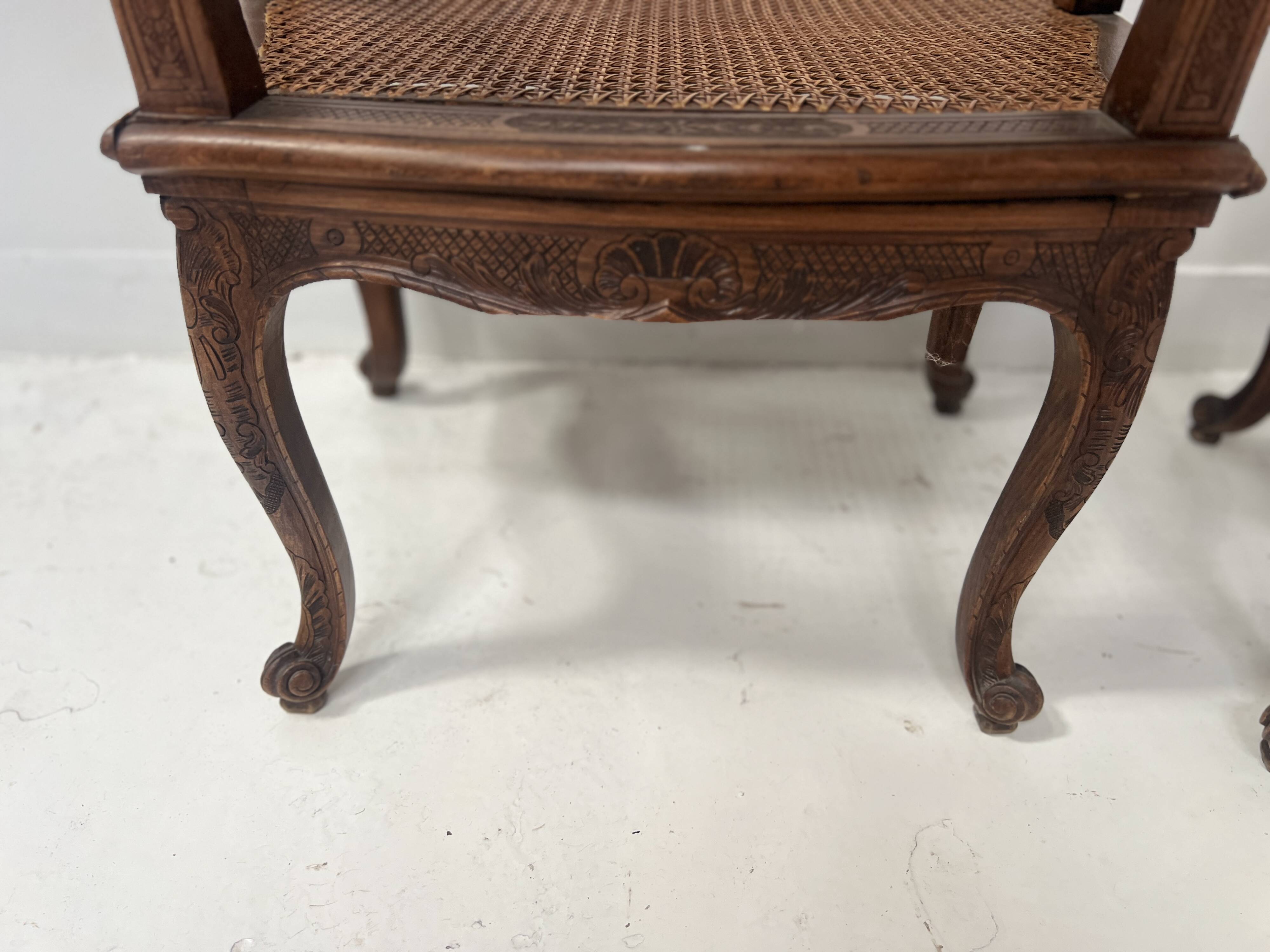 Paire de fauteuils de style Régence en bois naturel XIX siècle