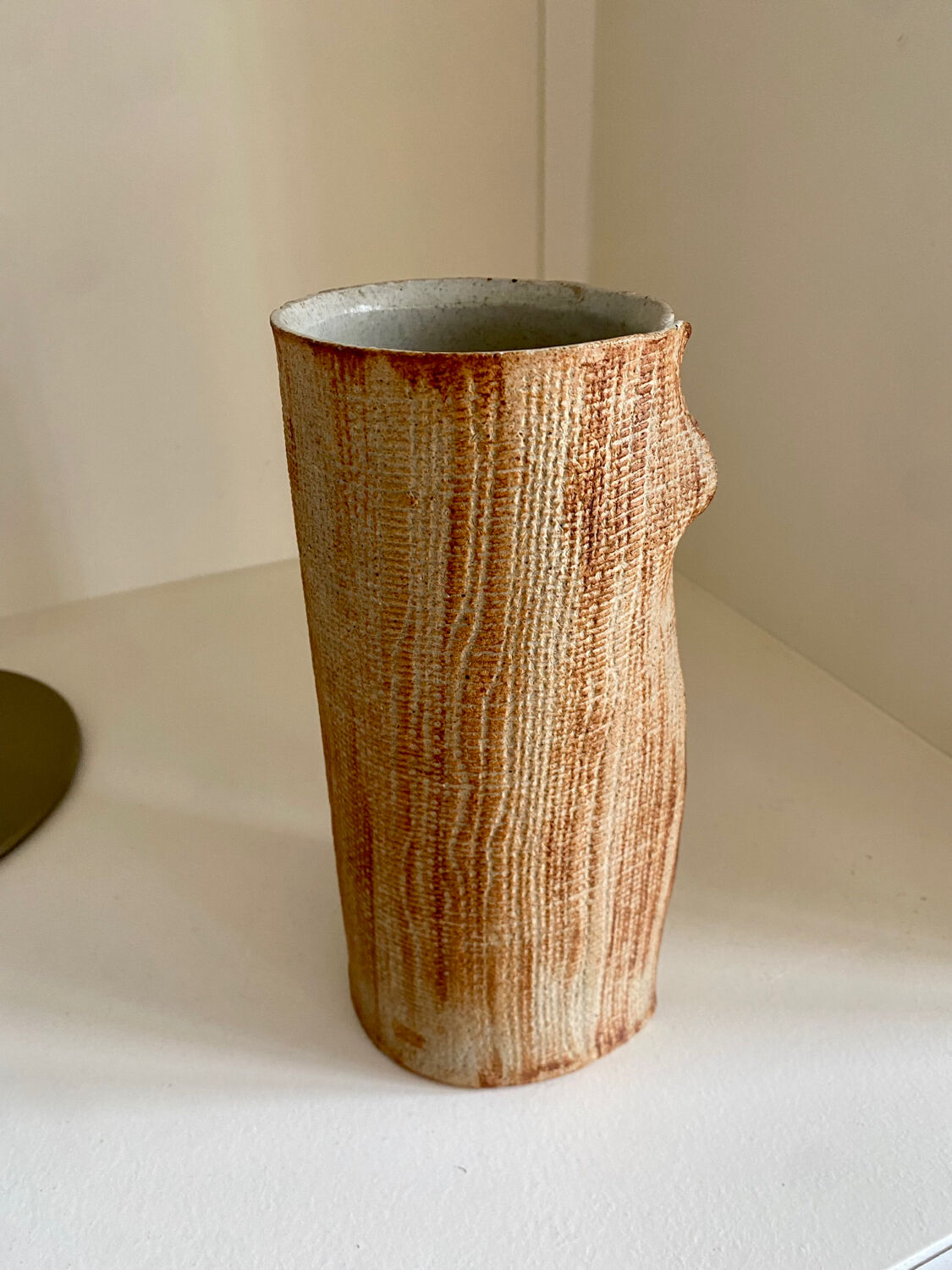 Vase céramique contemporaine grès strié drapé signé
