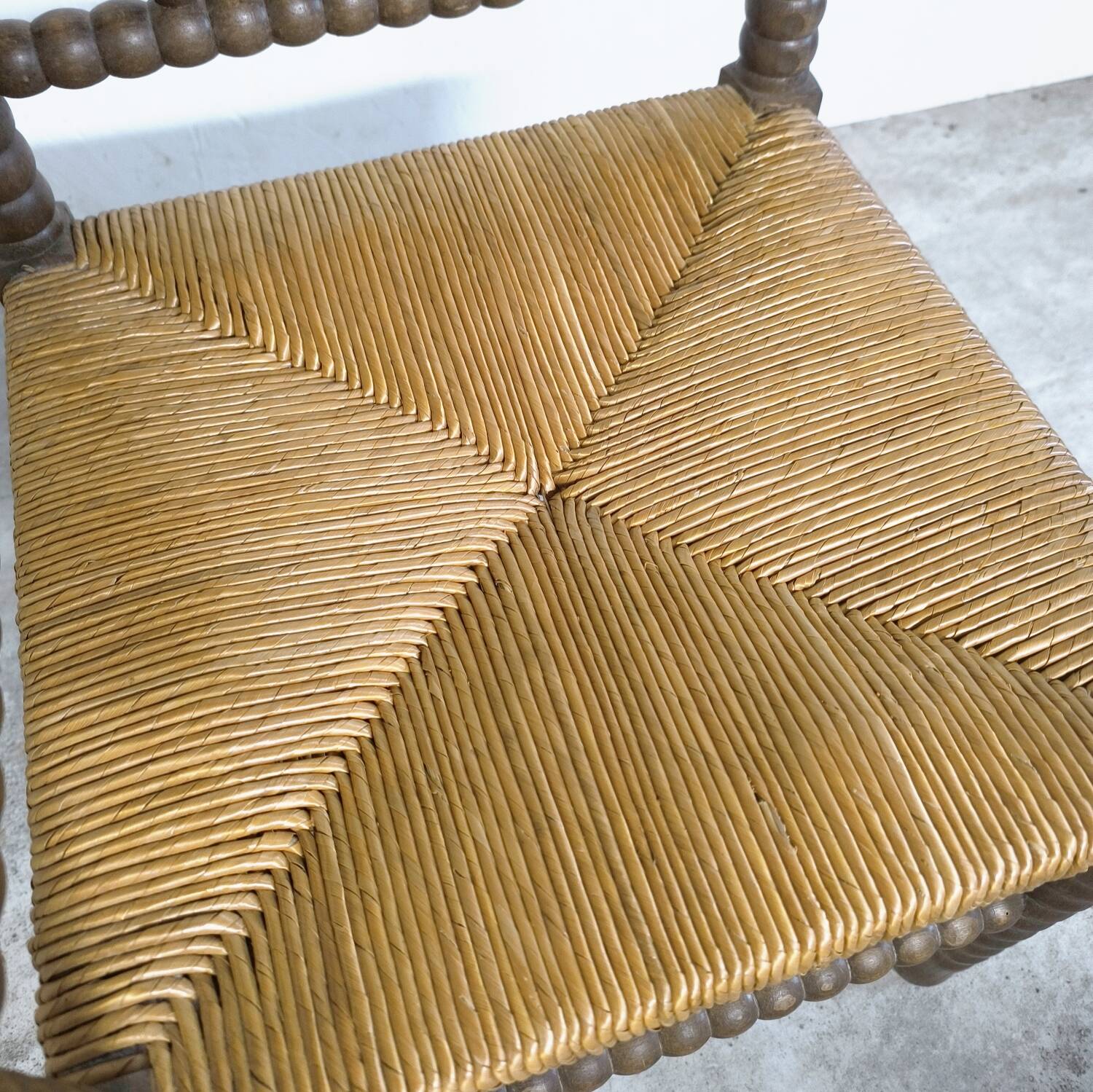 Chaise d'angle paillée et bois tourné