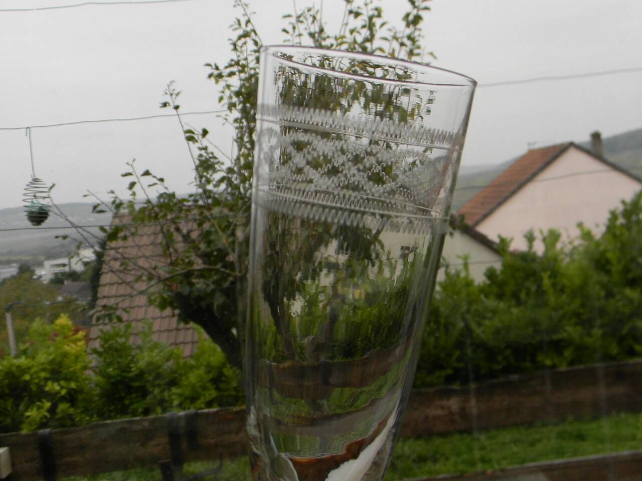 Set of 6 antique crystal champagne flutes. Engraved frieze.