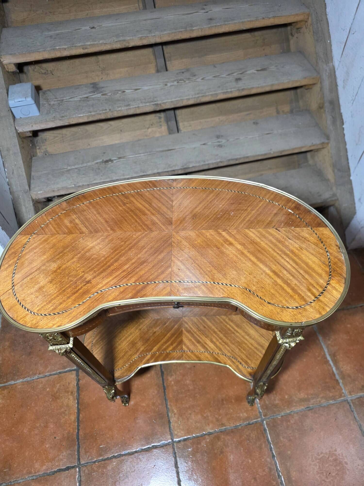 Kidney-shaped bedside table in Louis XV style with marquetry.
