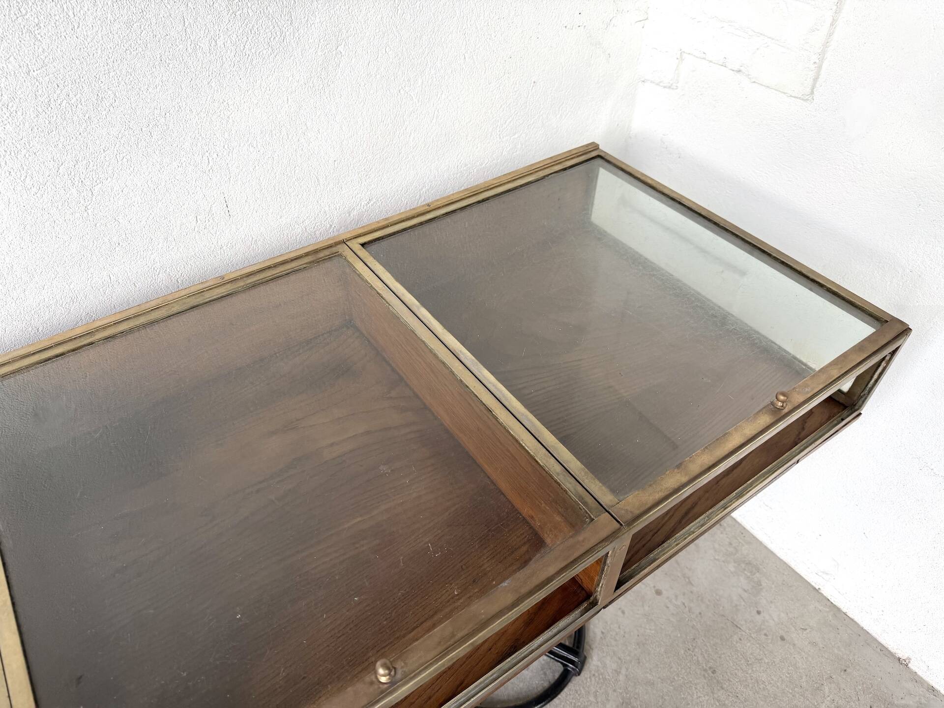 Oak and brass-mounted display cabinet on legs – Circa 1950