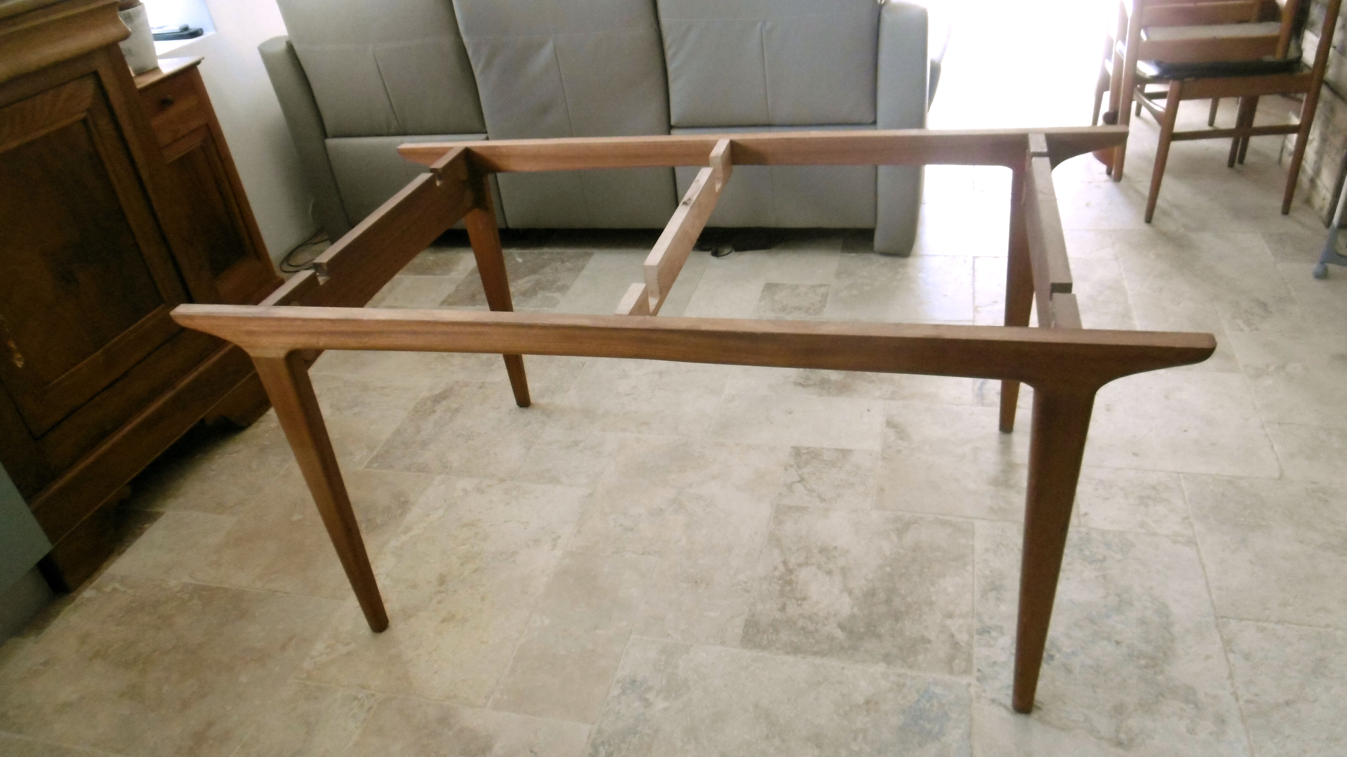 Table avec deux allonges et ses 6 chaises scandinave en teck des années 1970