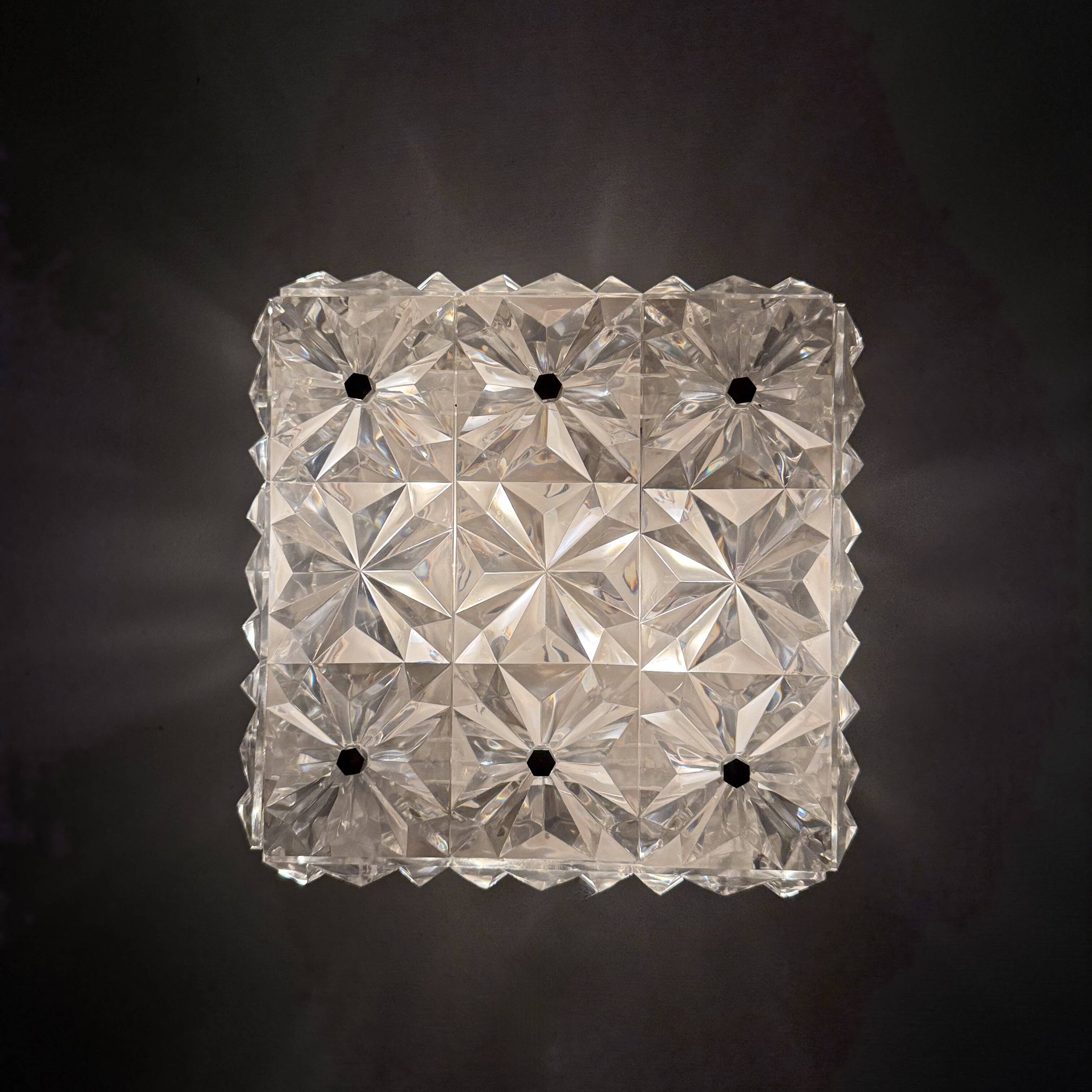 Lampe de plafond en lucite des années 1970, style milieu de siècle.