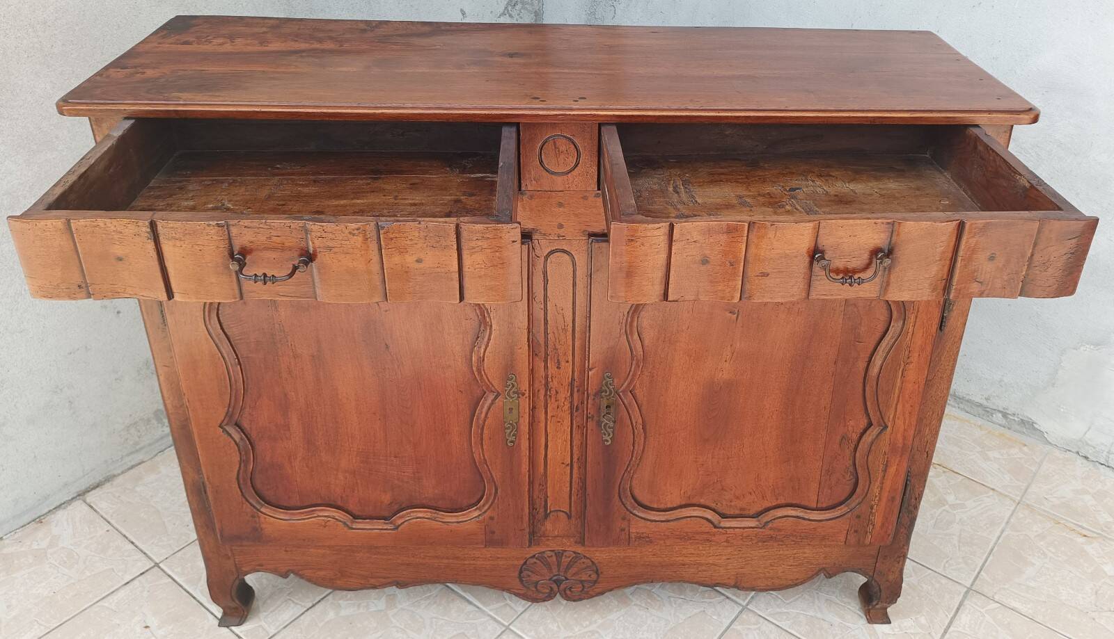 Louis XV walnut buffet from the 18th century.