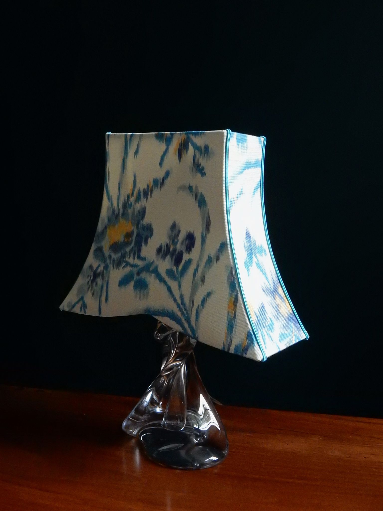 Table lamp Lampshade fabric Ikat and its crystal foot