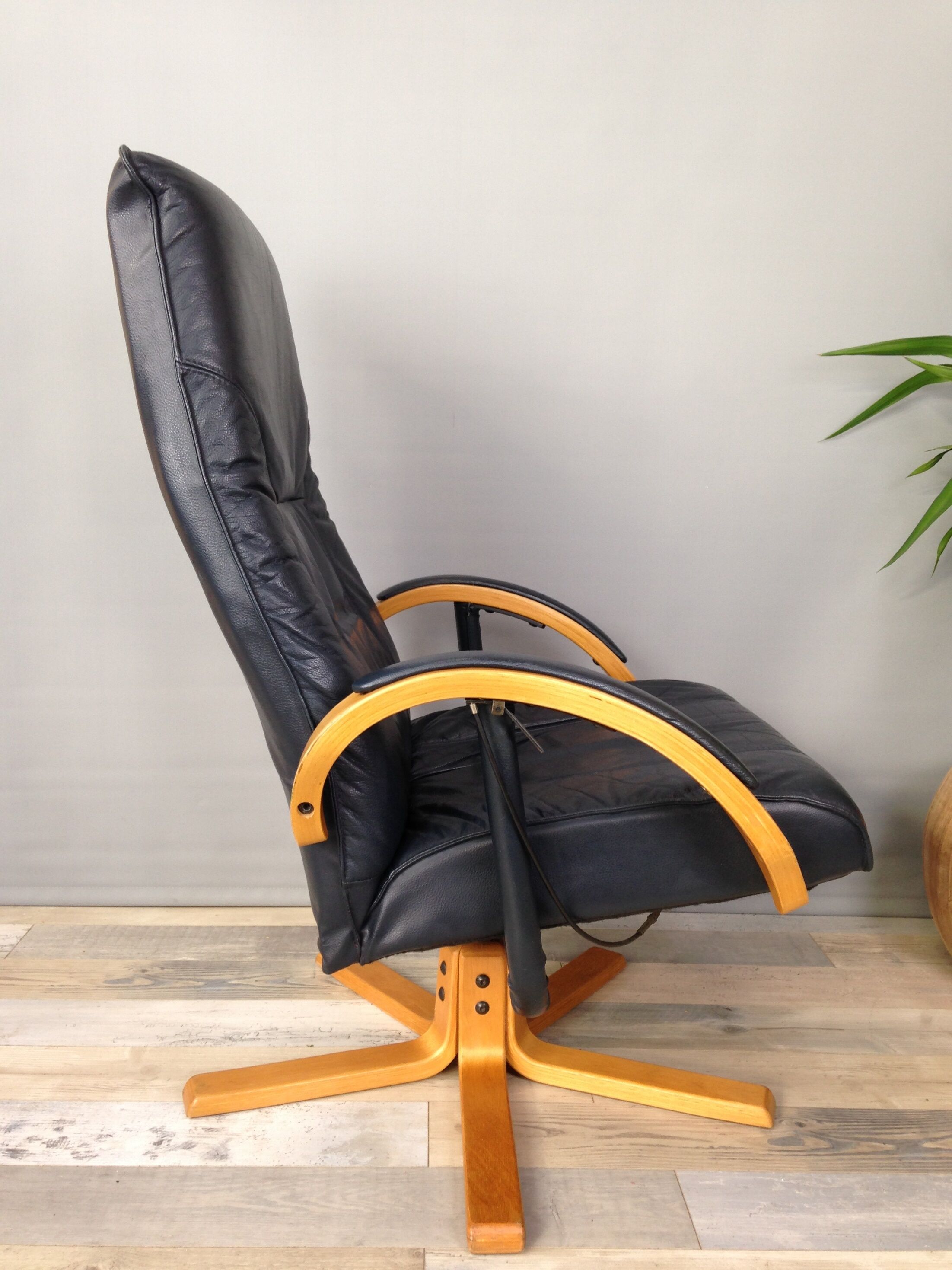 Danish design swivel and reclining relaxed chair by Jorgen Kastholm for Unico