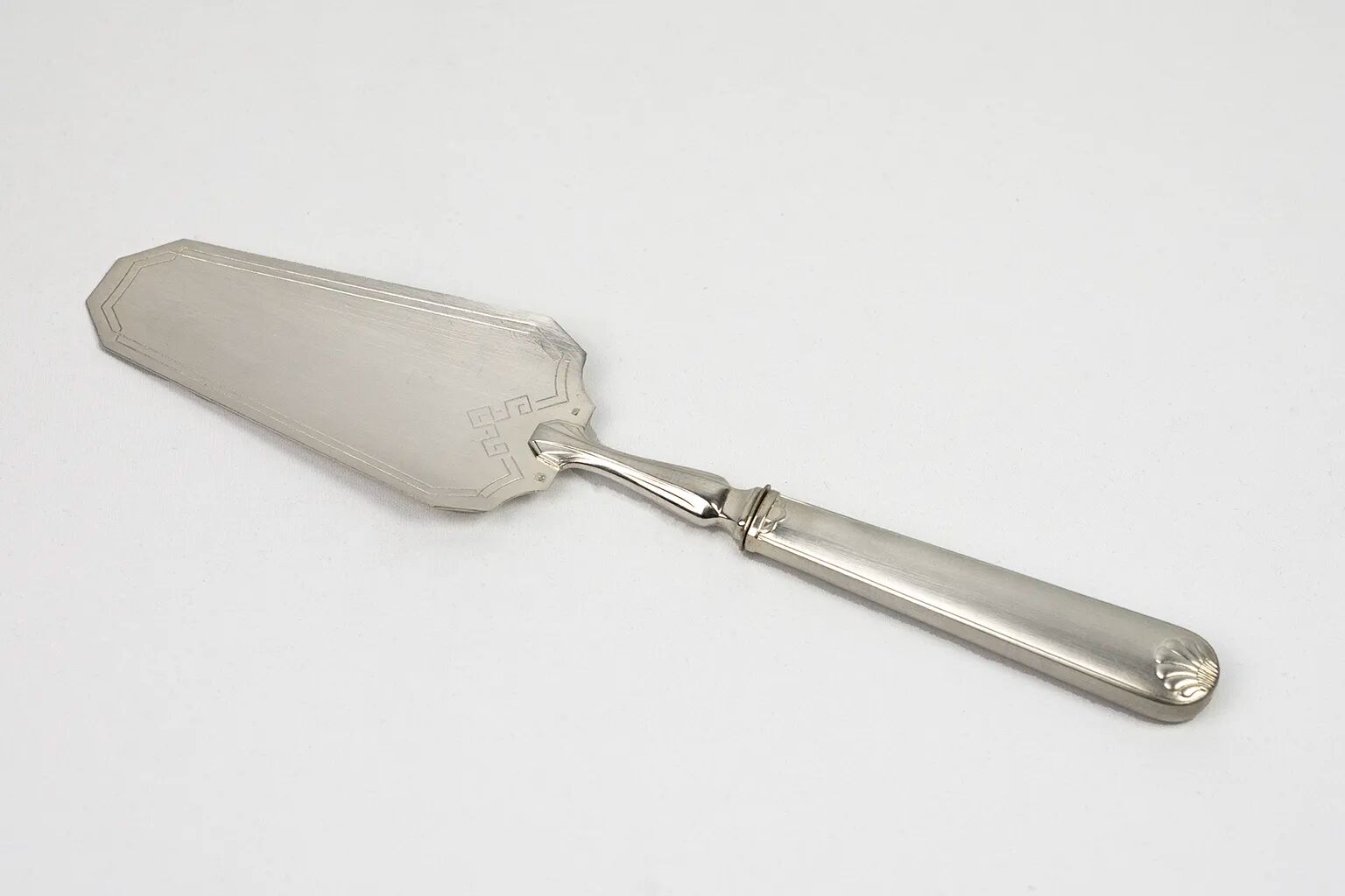 Art Deco silver-plated cake service, shell model, circa 1930.