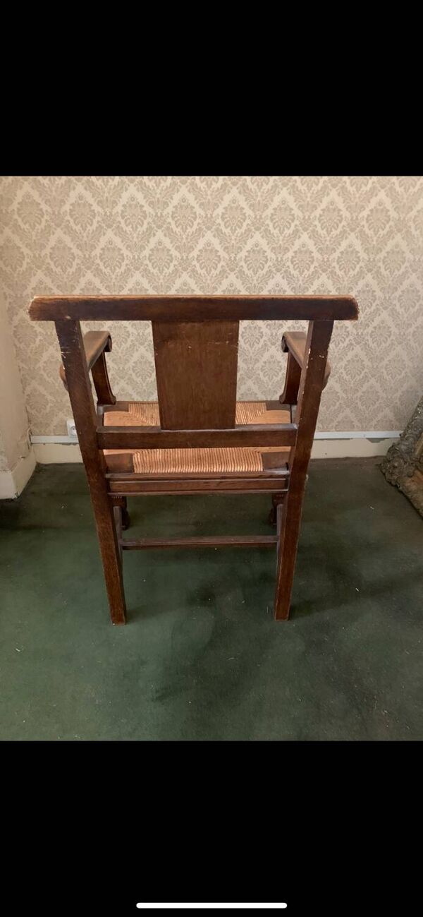Fauteuil ancien en bois sculpté et assise en paille