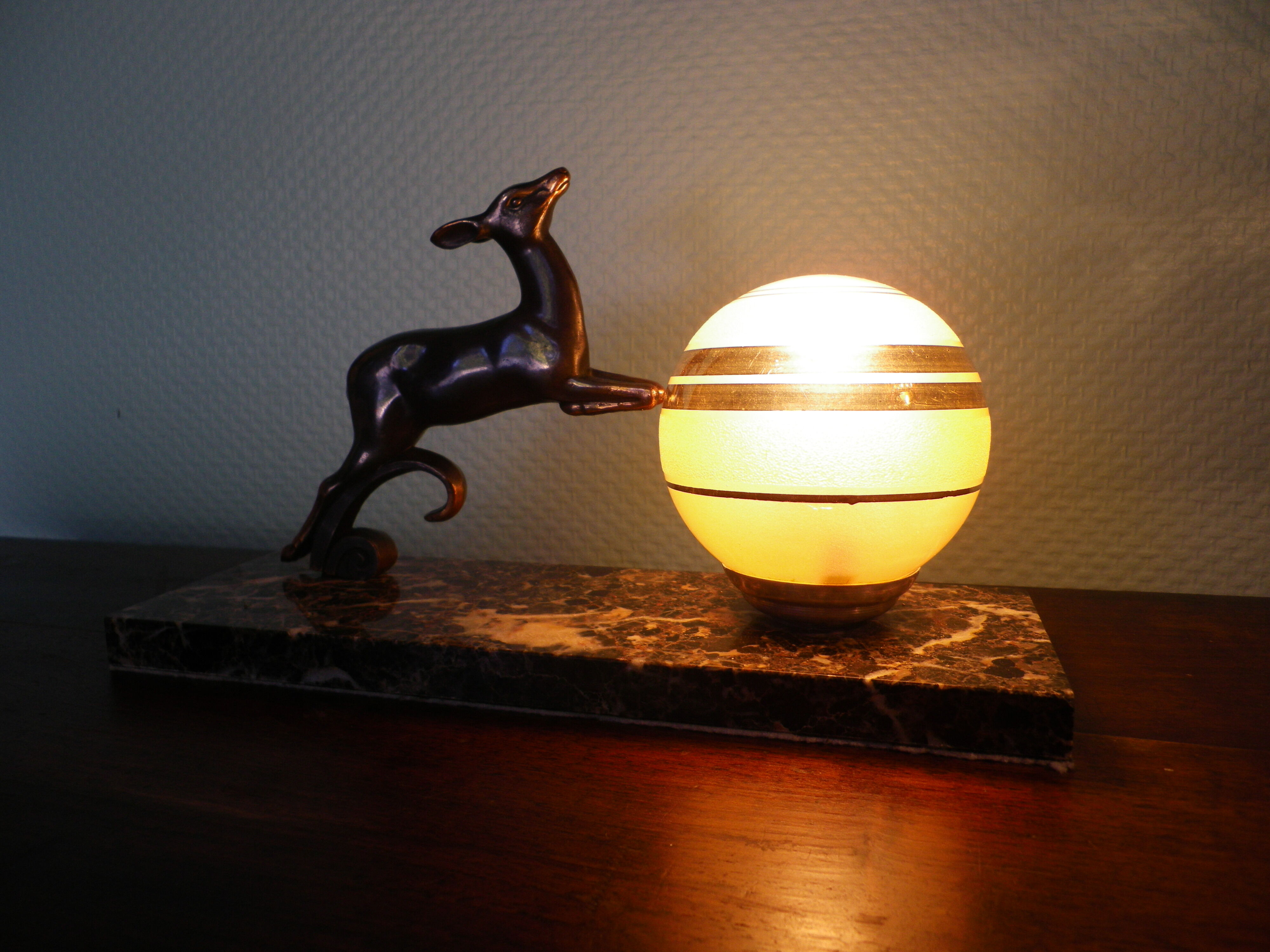 Art deco table lamp, marble, opaque glass and granite, animal in bronze patinated regulator