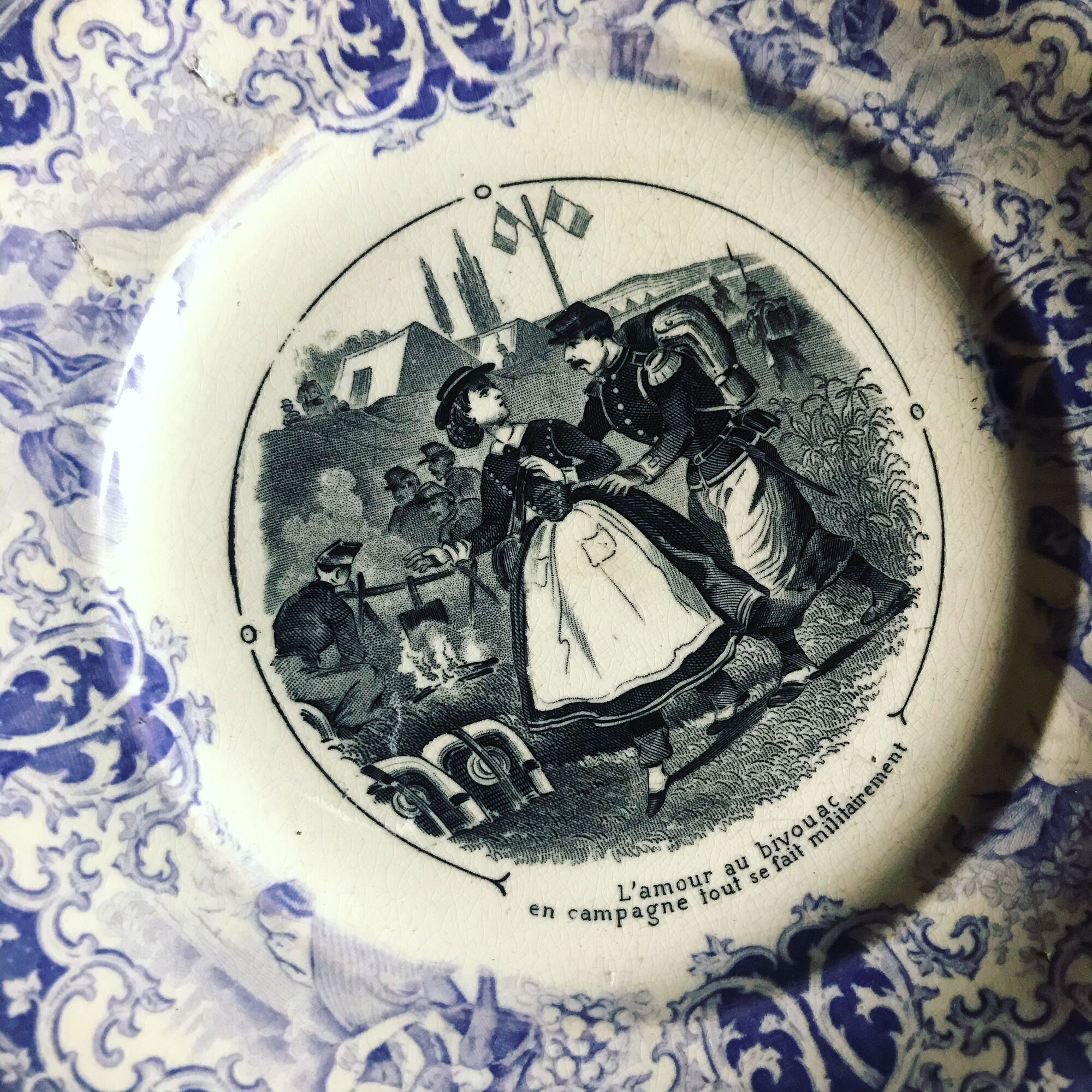 Old talking plate. Opaque from Sarreguemines. 19th century. Violet, black and white. Militaria. Love