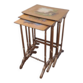 Suites de trois tables Gigogne a décor peints de paysages en peuplier