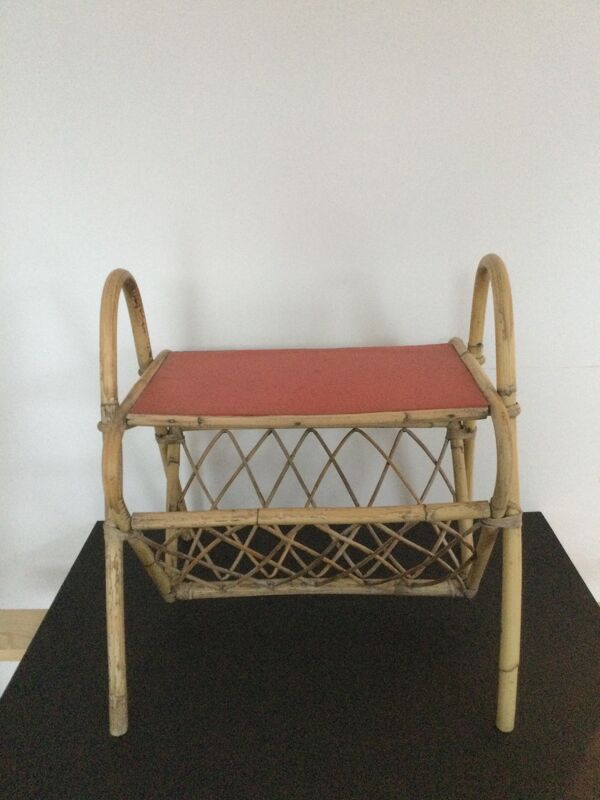 Porte revue en rotin et plateau rouge