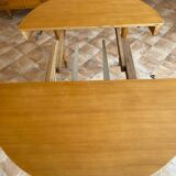 Extendable round cherry wood table