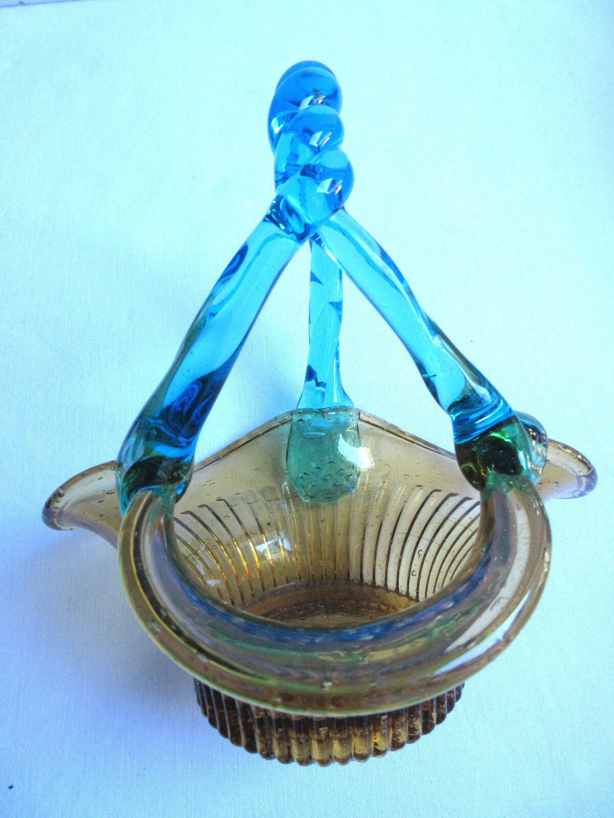 Empty pocket Three-fold basket Amber glass and blue handle, George SAND: Portieux