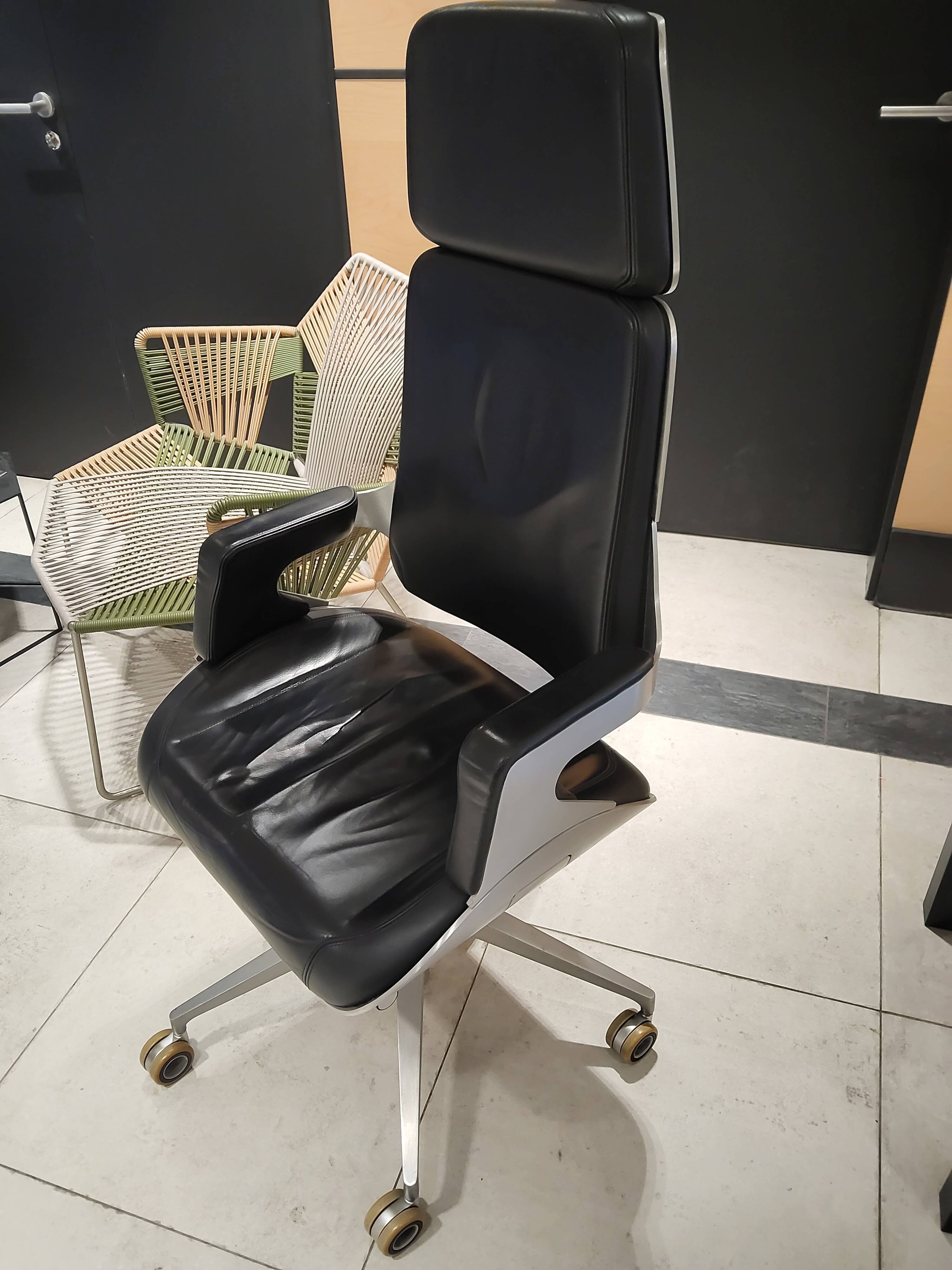 Black leather executive chair - silver interstuhl