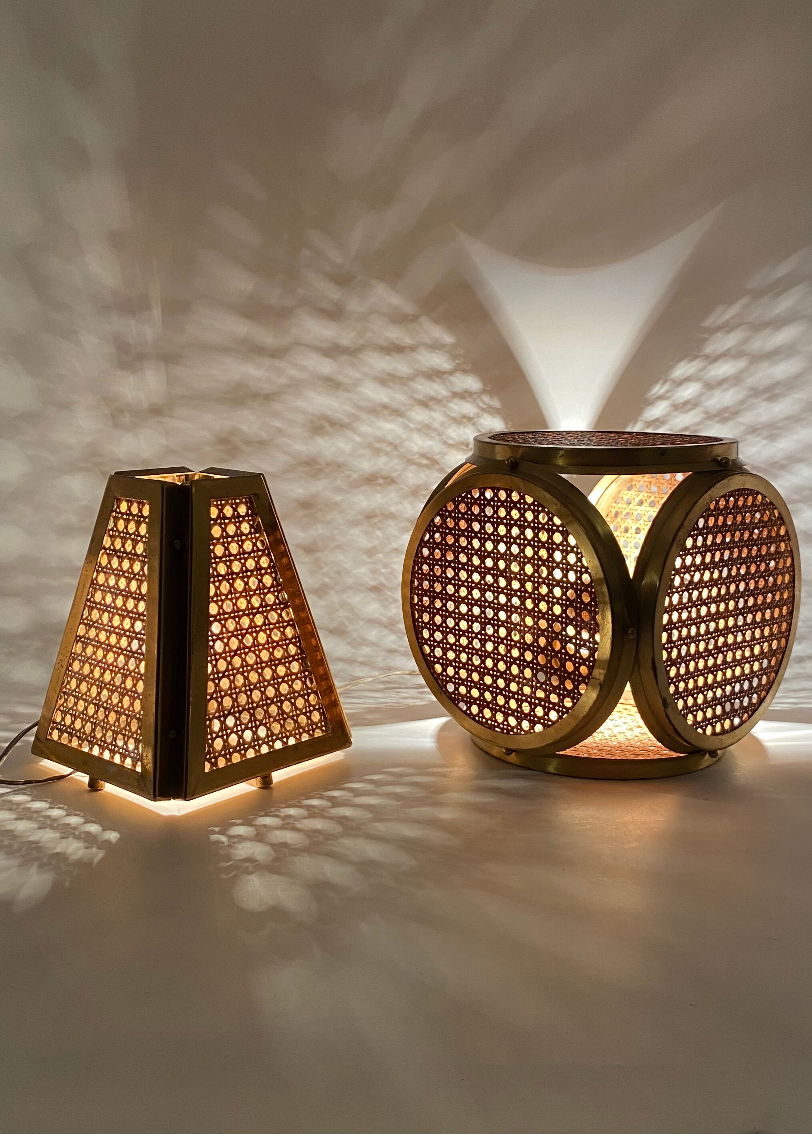 Ensemble de 2 lampes régence hollywoodiennes en laiton et paille viennoise, Italie 60's / 70's