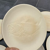 Lot 12 assiettes et saucière en grès Poissons