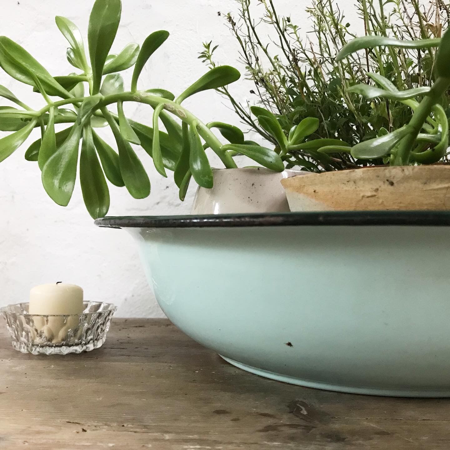 Mint green enamelled sheet basin