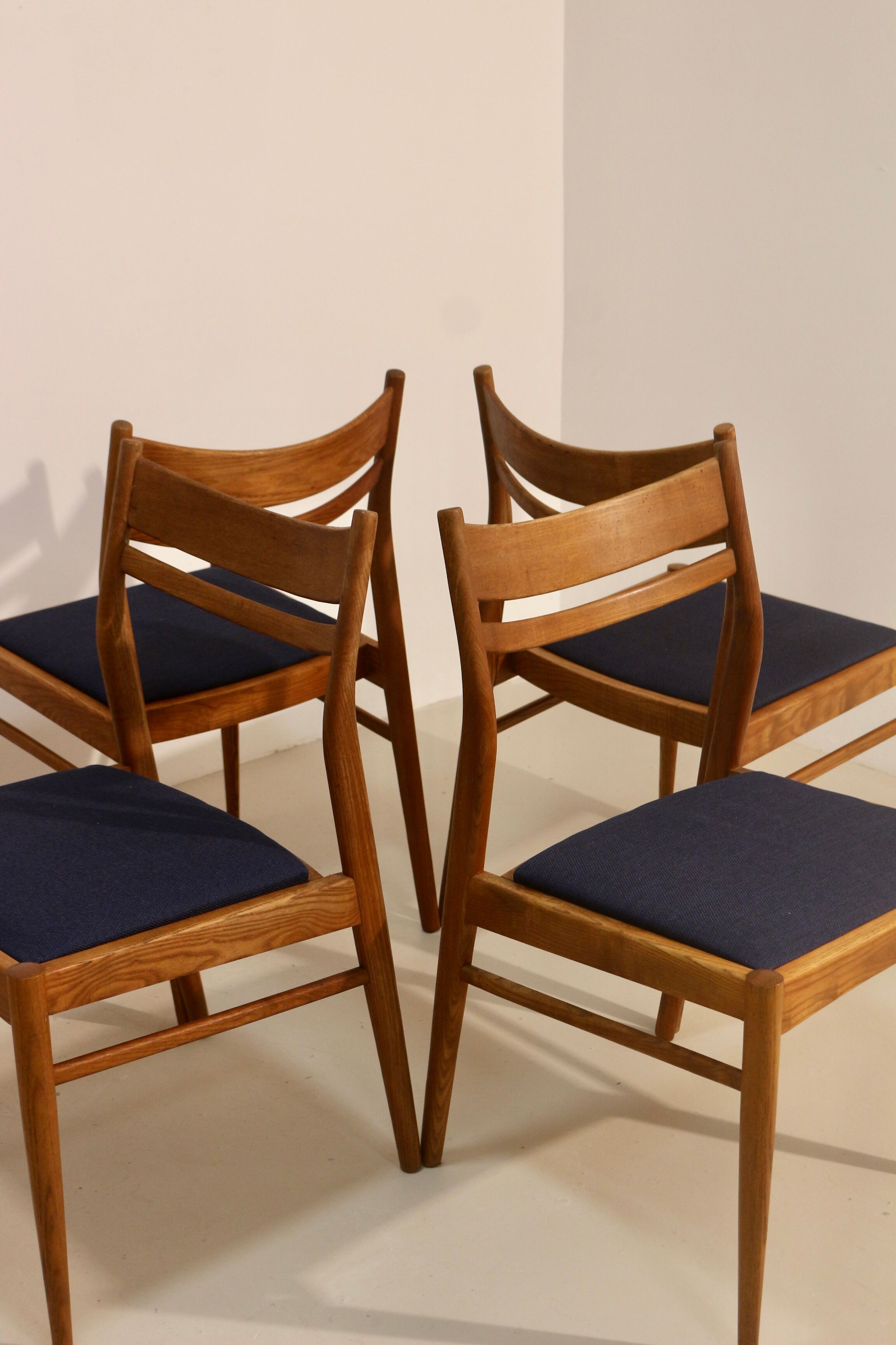 Lot de 4 chaises vintage scandinaves en chêne année 60  Ref. Marcel.